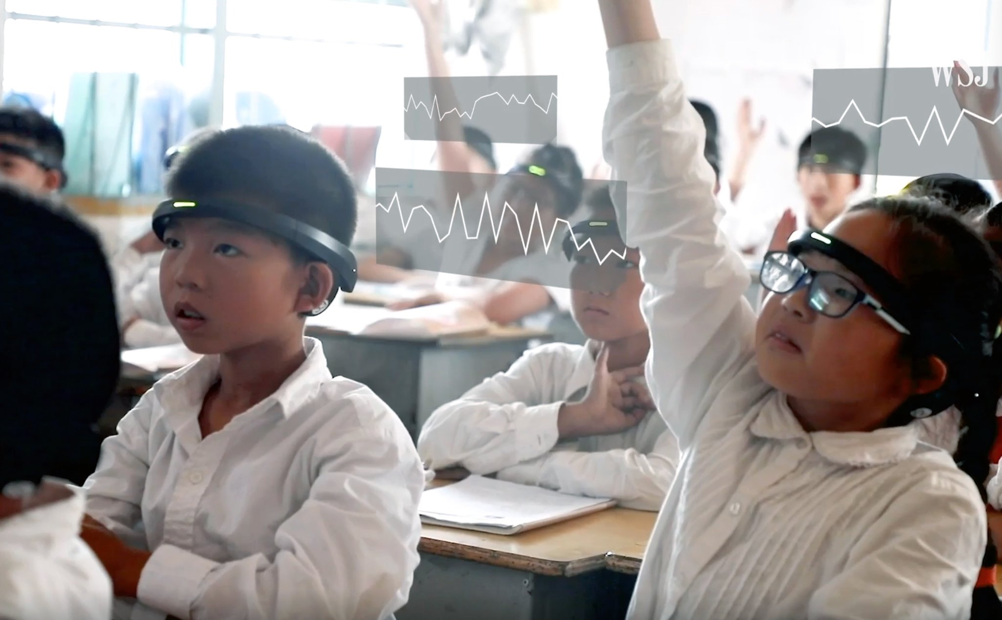 Trường học TQ bắt học sinh đeo vòng theo dõi, biết khi nào mất tập trung để báo thầy cô, cha mẹ