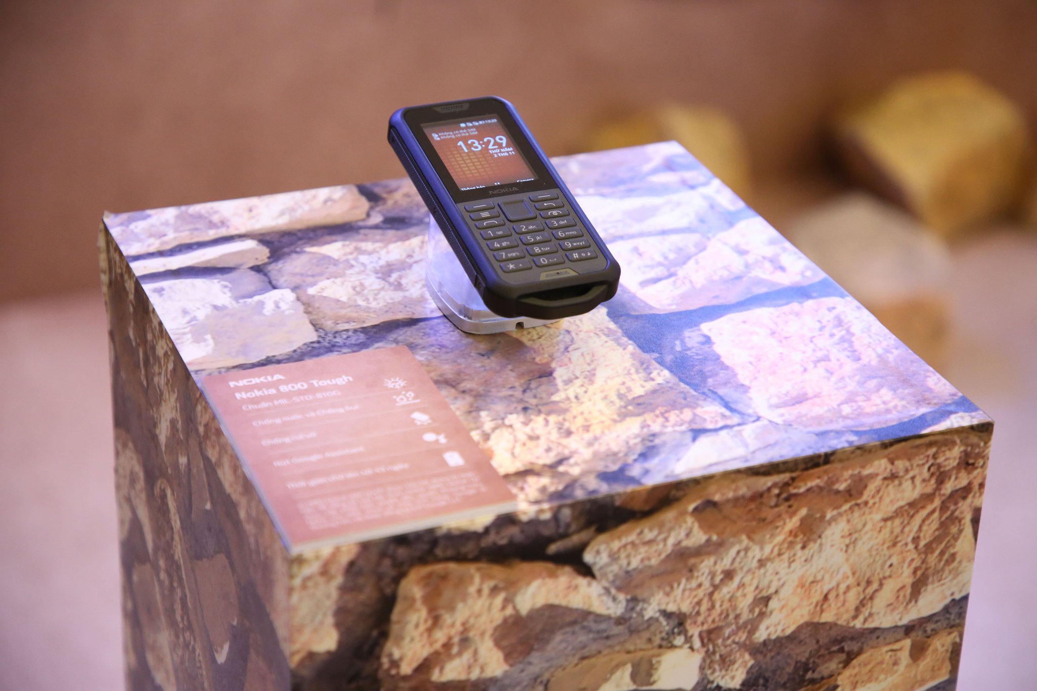 "Cục gạch" Nokia 800 Tough đã chính thức bán ở VN, giá 2,490,000đ