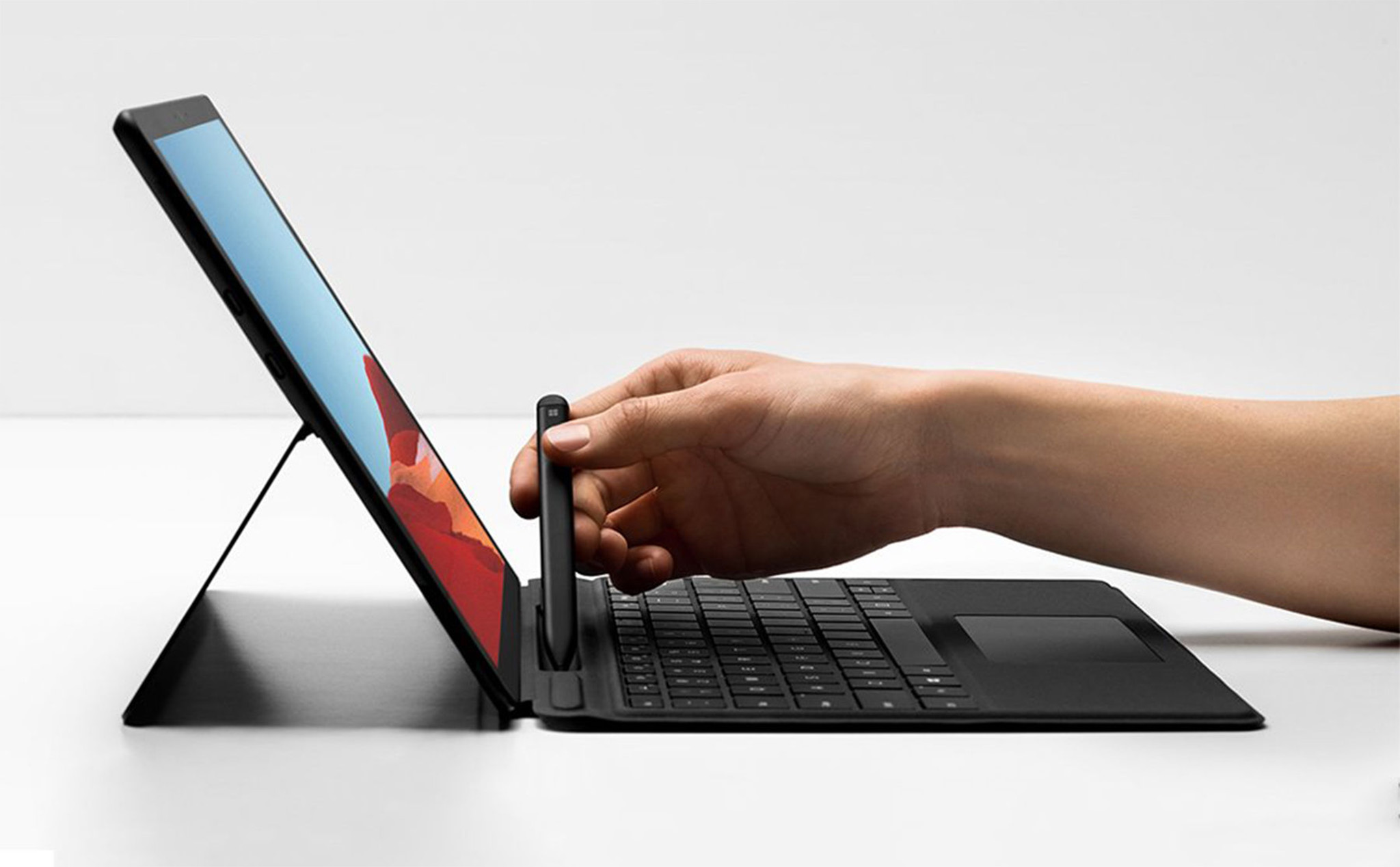 Surface Pro X: chạy vi xử lý SQ1 kiến trúc ARM do Qualcomm thiết kế, mỏng sexy, giá từ 999 USD