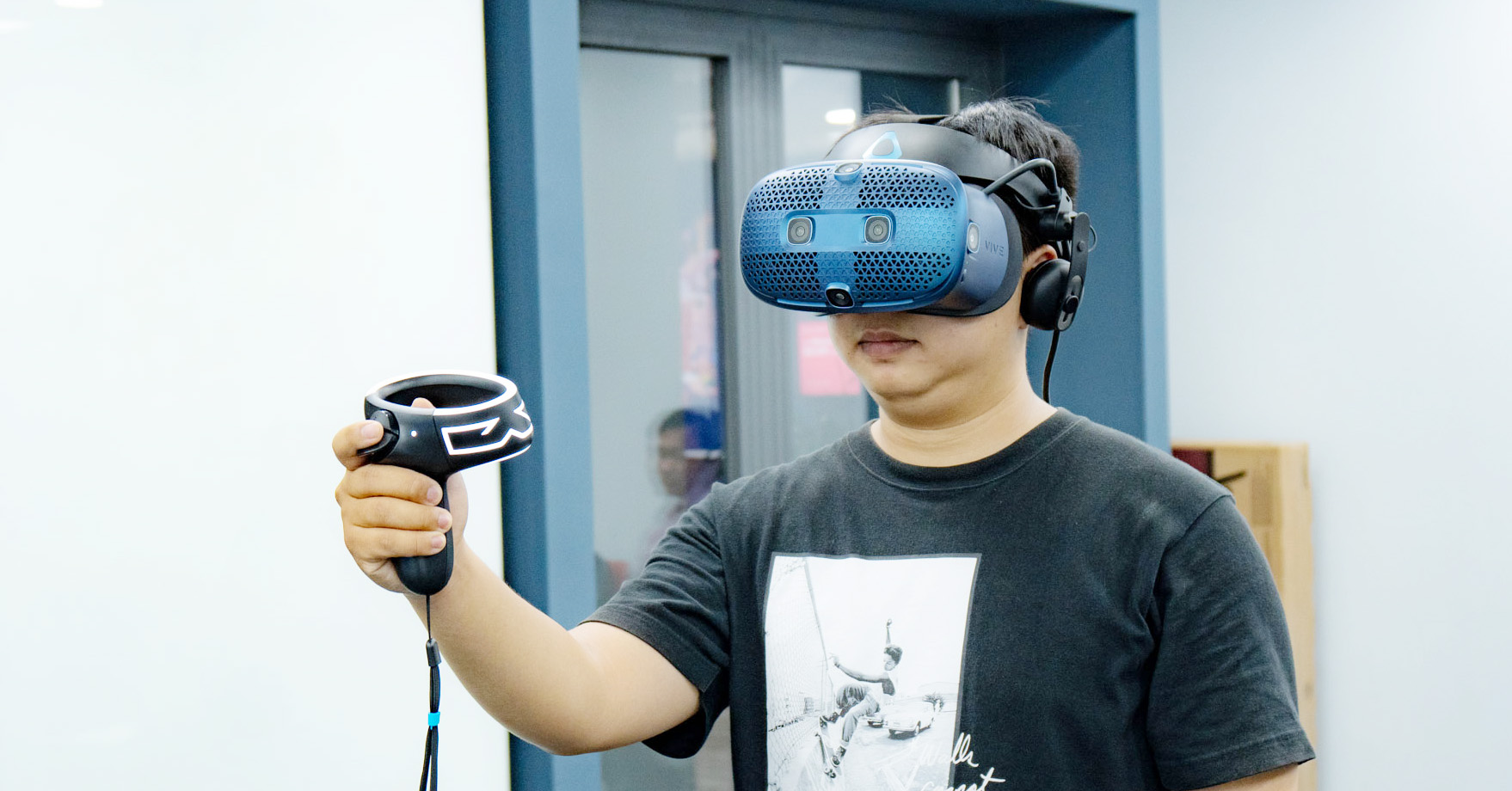 Trên tay kính thực tế ảo HTC Vive Cosmos mới ra mắt