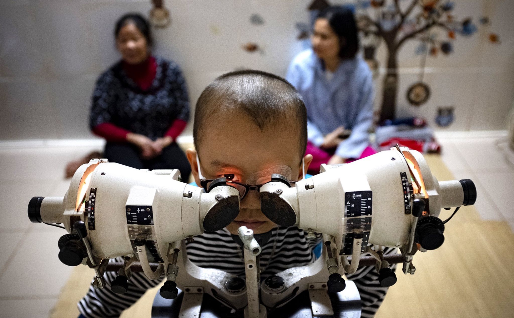 Theo báo cáo mới nhất của WHO có ít nhất 2.2 tỷ người bị suy giảm thị lực hoặc mù trên thế giới