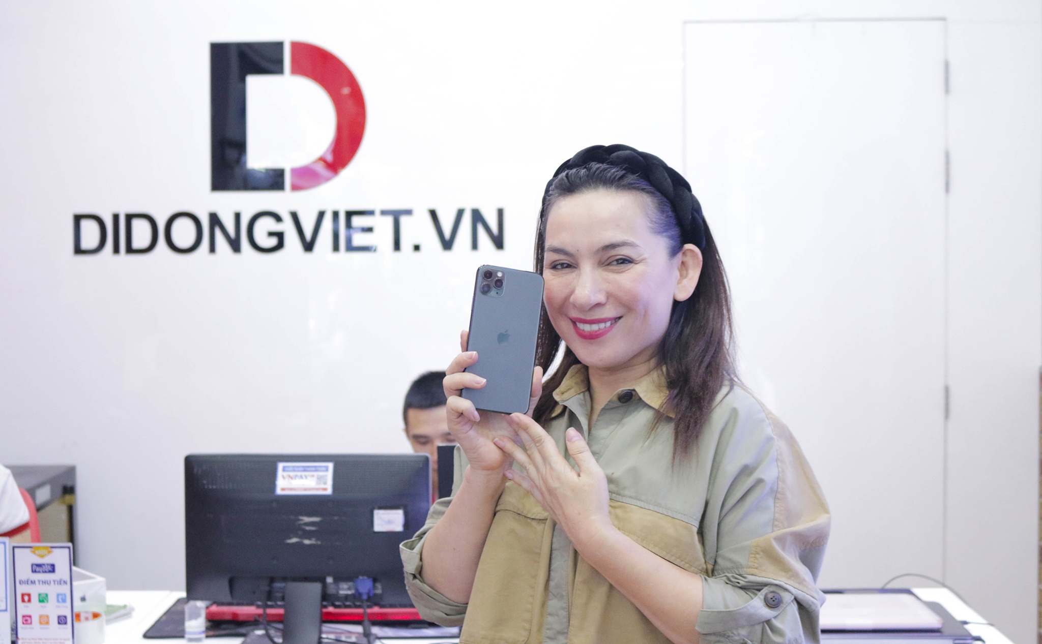 [QC] Ca sĩ Phi Nhung, Cẩm Ly gợi ý mua iPhone 11 Pro Max 2 sim nano