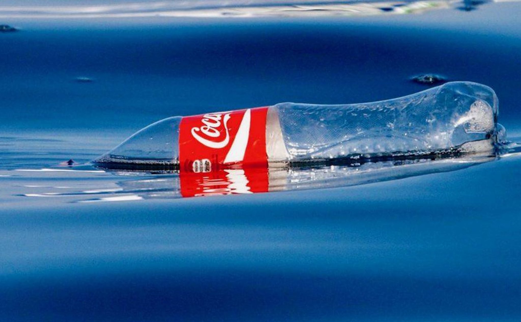 Coca Cola bắt đầu làm loạt vỏ chai từ rác thải nhựa thu gom được trên biển