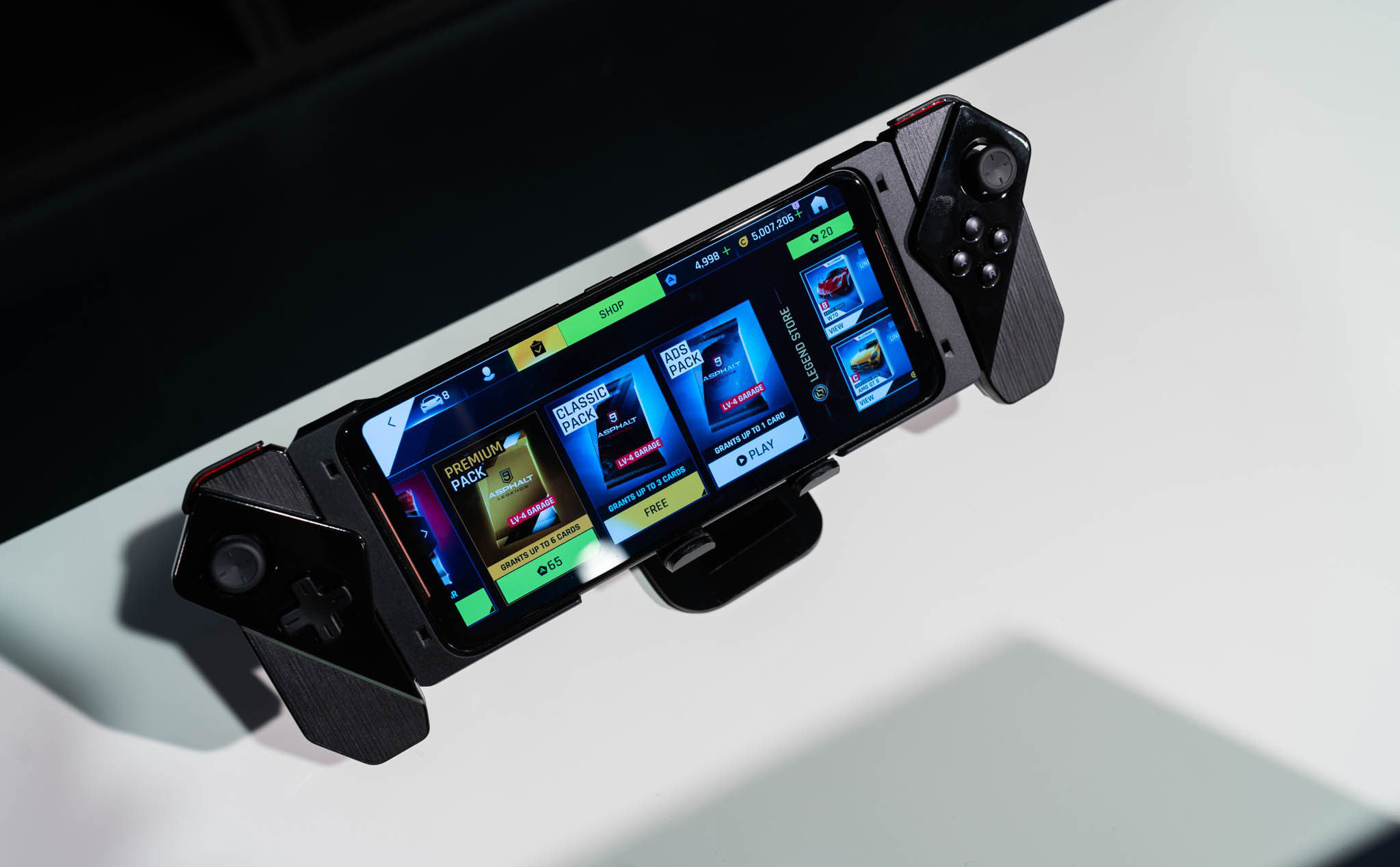 Trên tay vali bộ phụ kiện chơi game của Asus ROG Phone 2: 40 triệu để thỏa lấp đam mê game di động