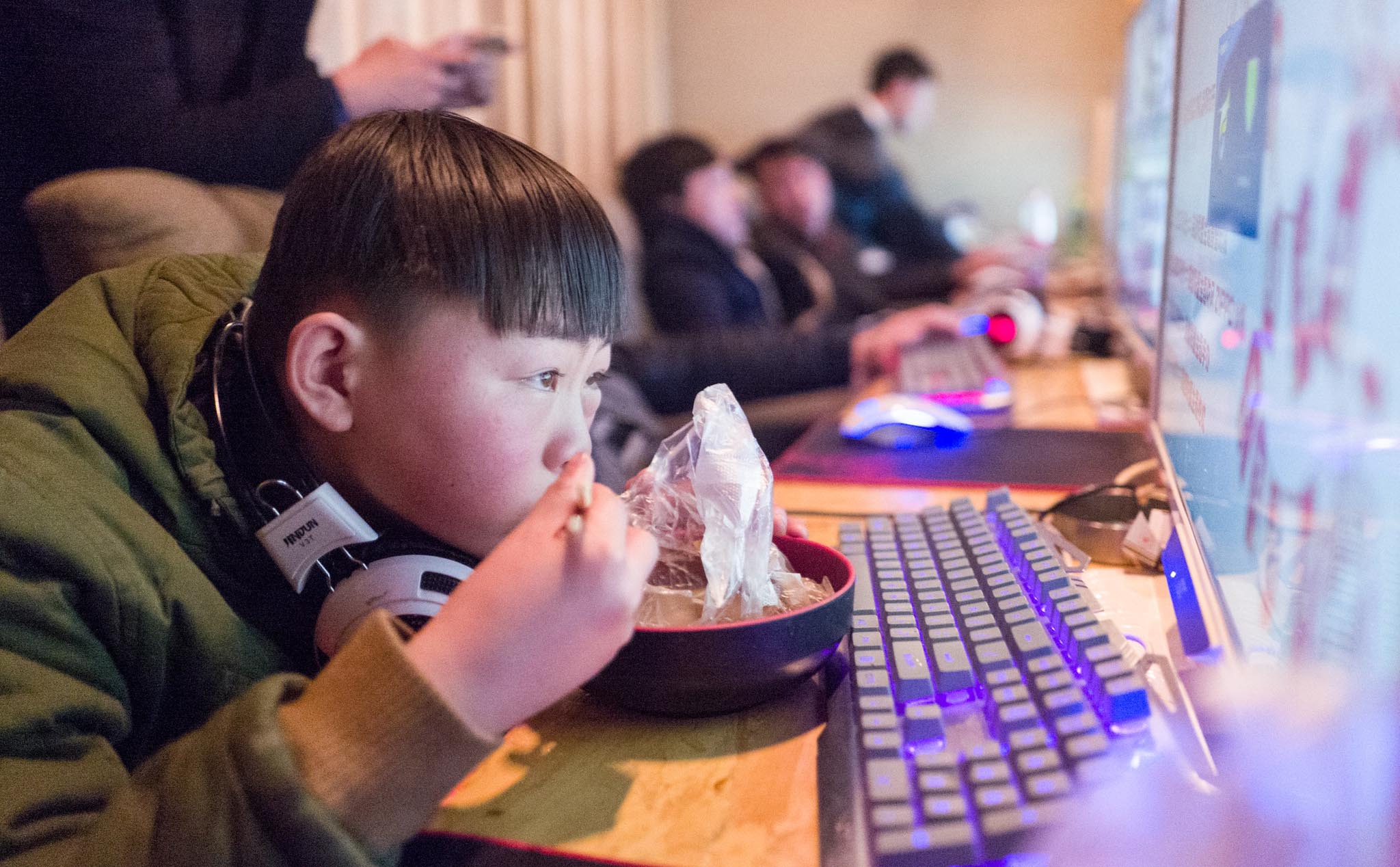 Trung Quốc cấm trẻ dưới 18 tuổi chơi game sau 10h tối, không được chơi quá tiếng rưỡi mỗi ngày