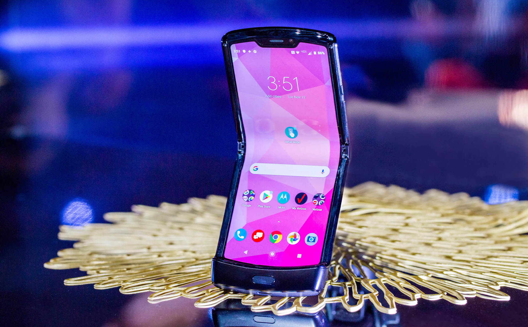 Motorola nghĩ sẽ có người mua điện thoại màn dẻo, cấu hình tầm trung giá 1.500 USD?
