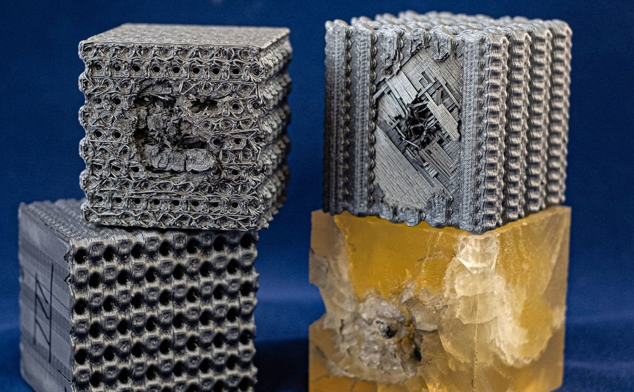 Miếng nhựa được in 3D này có khả năng chống đạn, độ bền gần ngang ngửa kim cương