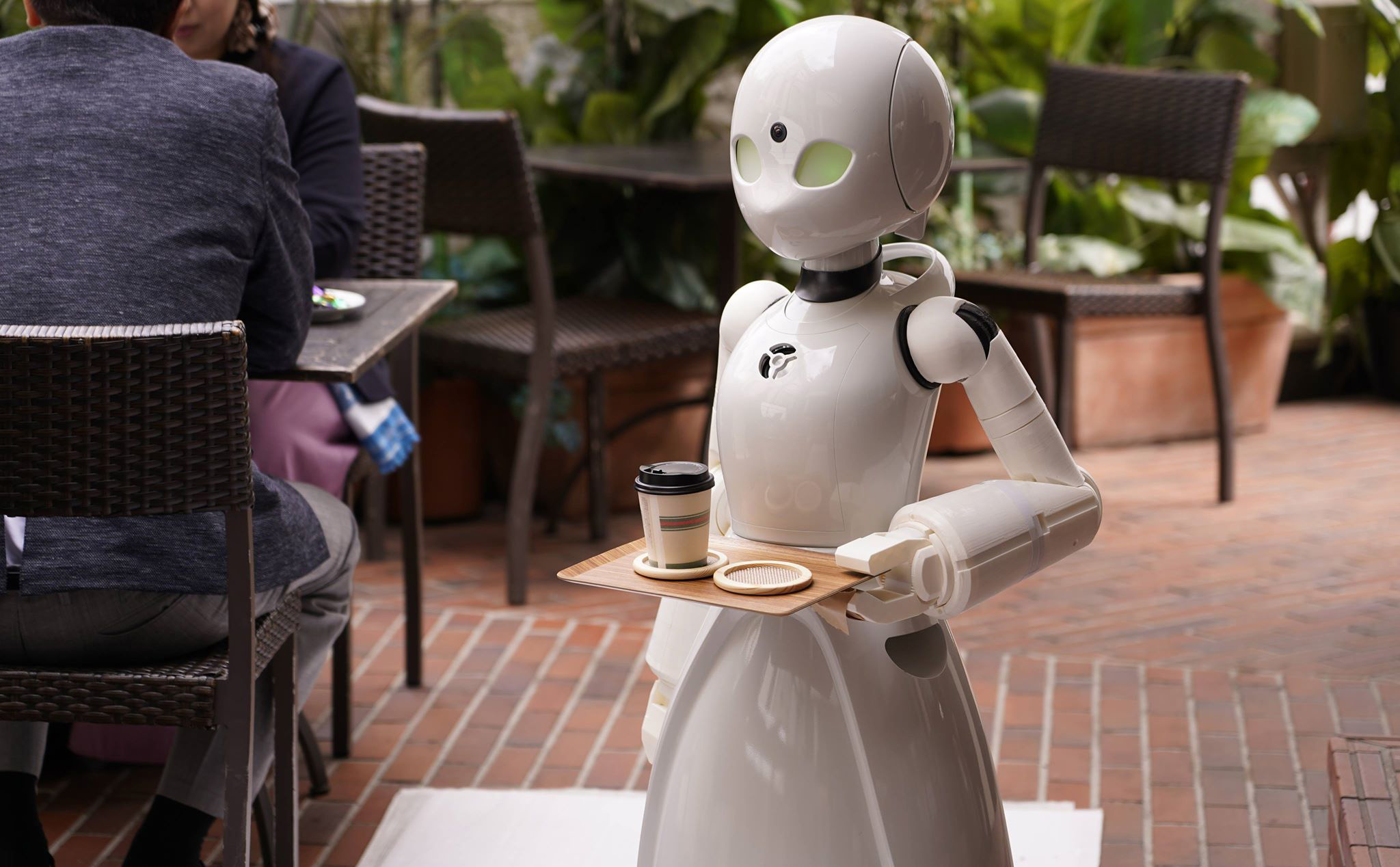 Quán café Nhật Bản dùng robot do người bệnh liệt giường điều khiển