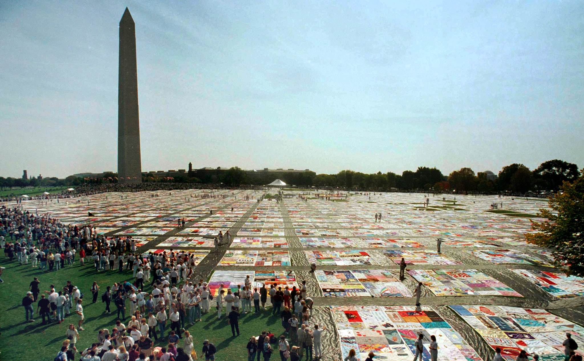 Tấm vải ghép tưởng niệm nạn nhân AIDS được trưng bày lần cuối trước khi cho vào viện bảo tàng