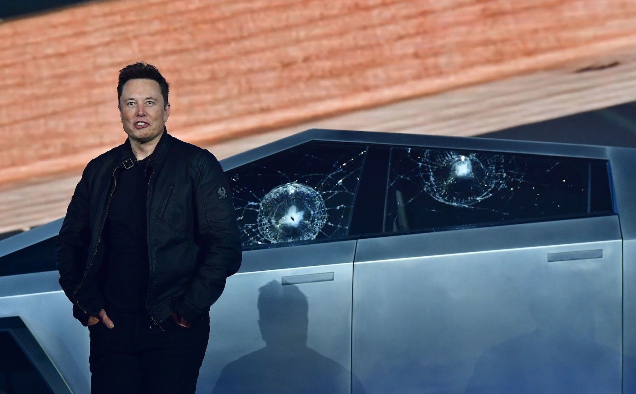 Tài sản của tỷ phú Elon Musk giảm 768 triệu USD ngay sau pha ném vỡ kính xe tải Tesla Cybertruck
