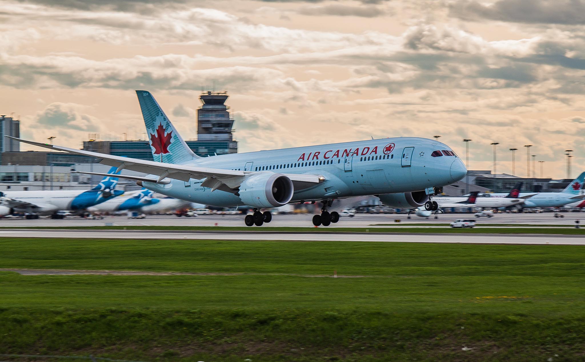 787 Dreamliner của Air Canada hạ cánh khẩn cấp do nứt kính chắn gió, đây là lần thứ N