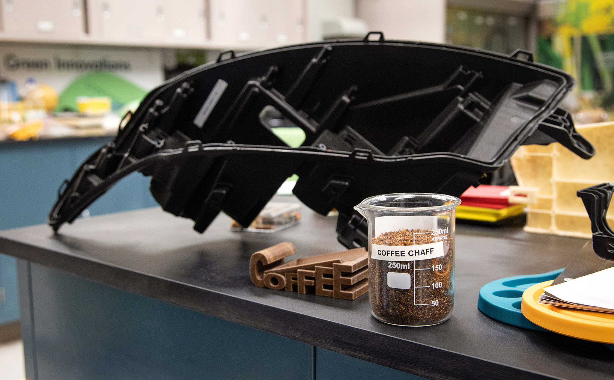 Ford dùng vỏ hạt cà phê của McDonald’s tái chế thành linh kiện nhựa sinh học lắp ráp ô tô