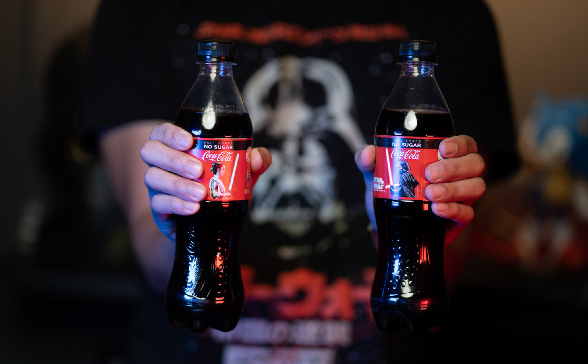 Coca-Cola Star Wars: Tem phát sáng, công nghệ OLED dẻo y hệt điện thoại màn gập