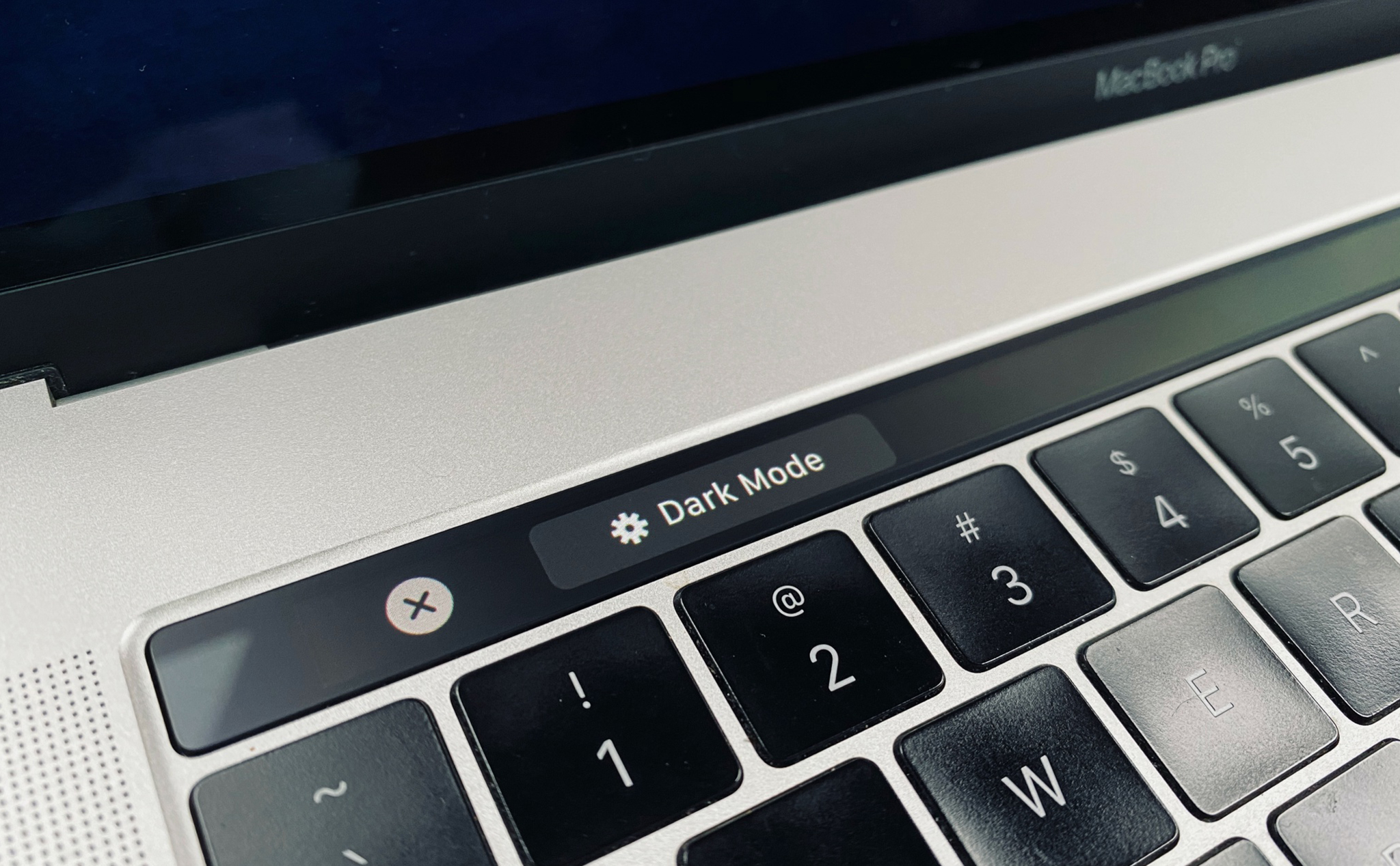 Hướng dẫn thêm nút chuyển Dark Mode cho macOS ngay trên MacBook Touch Bar