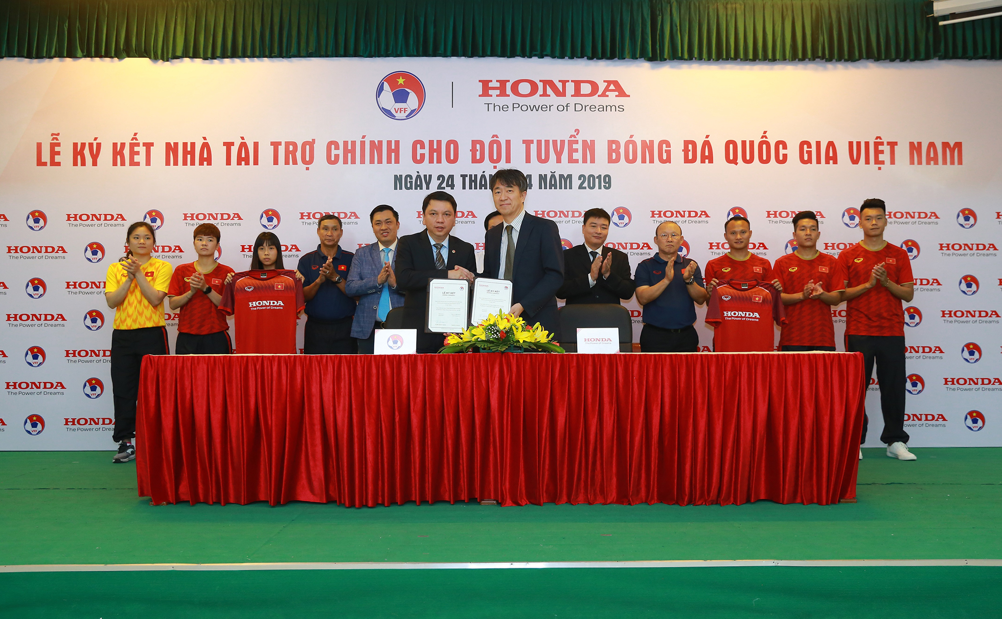 [QC] Honda Việt Nam thưởng cho đội tuyển bóng đá Việt Nam mừng đại thắng Seagames 30