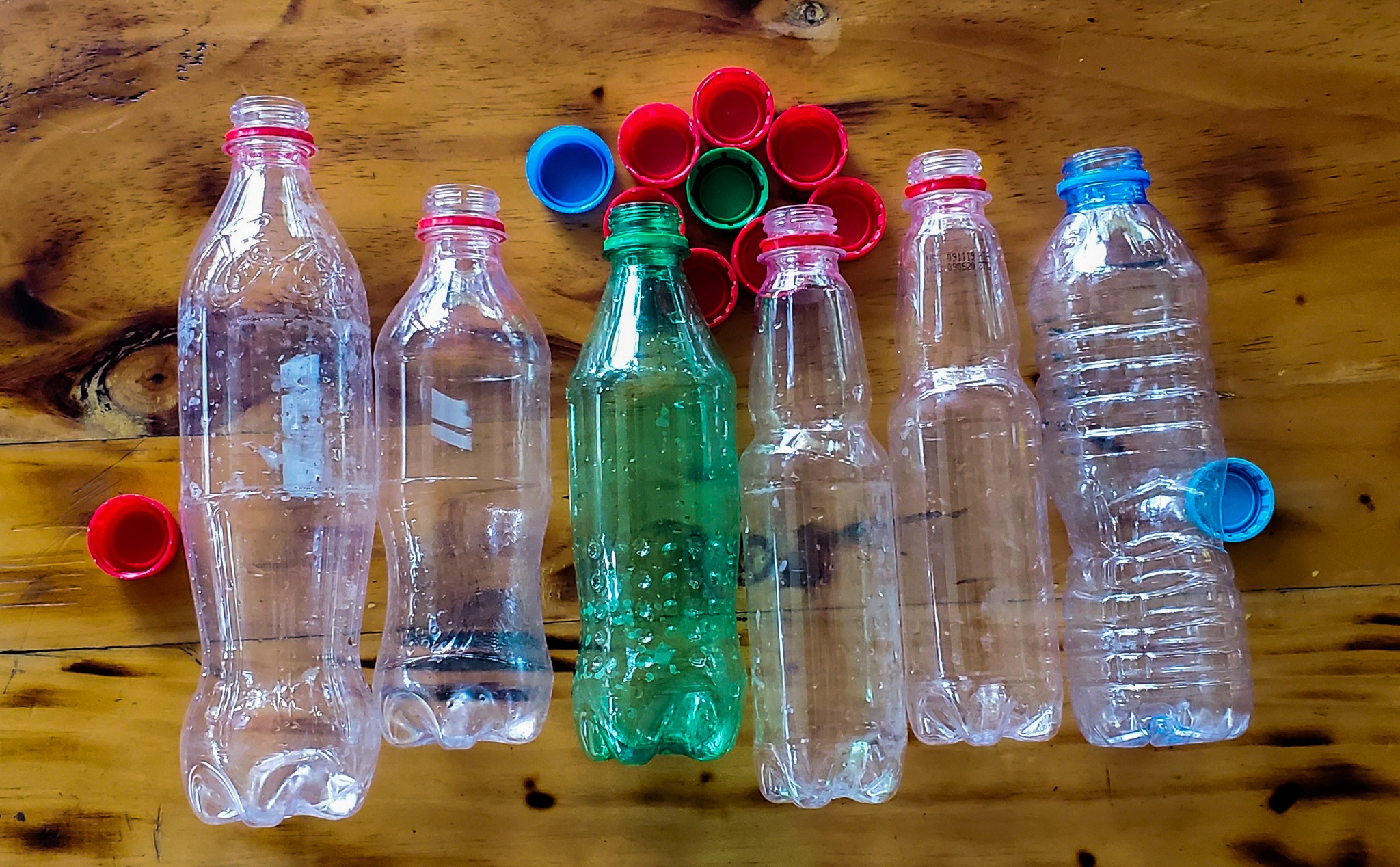 [Hỏi Tinh tế] Chai nhựa sau khi dùng xong có thể làm gì?