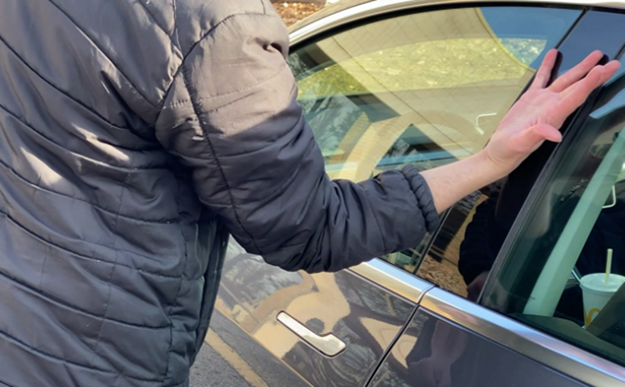 Một người đàn ông Mỹ gắn chip vào tay để mở khóa xe Tesla