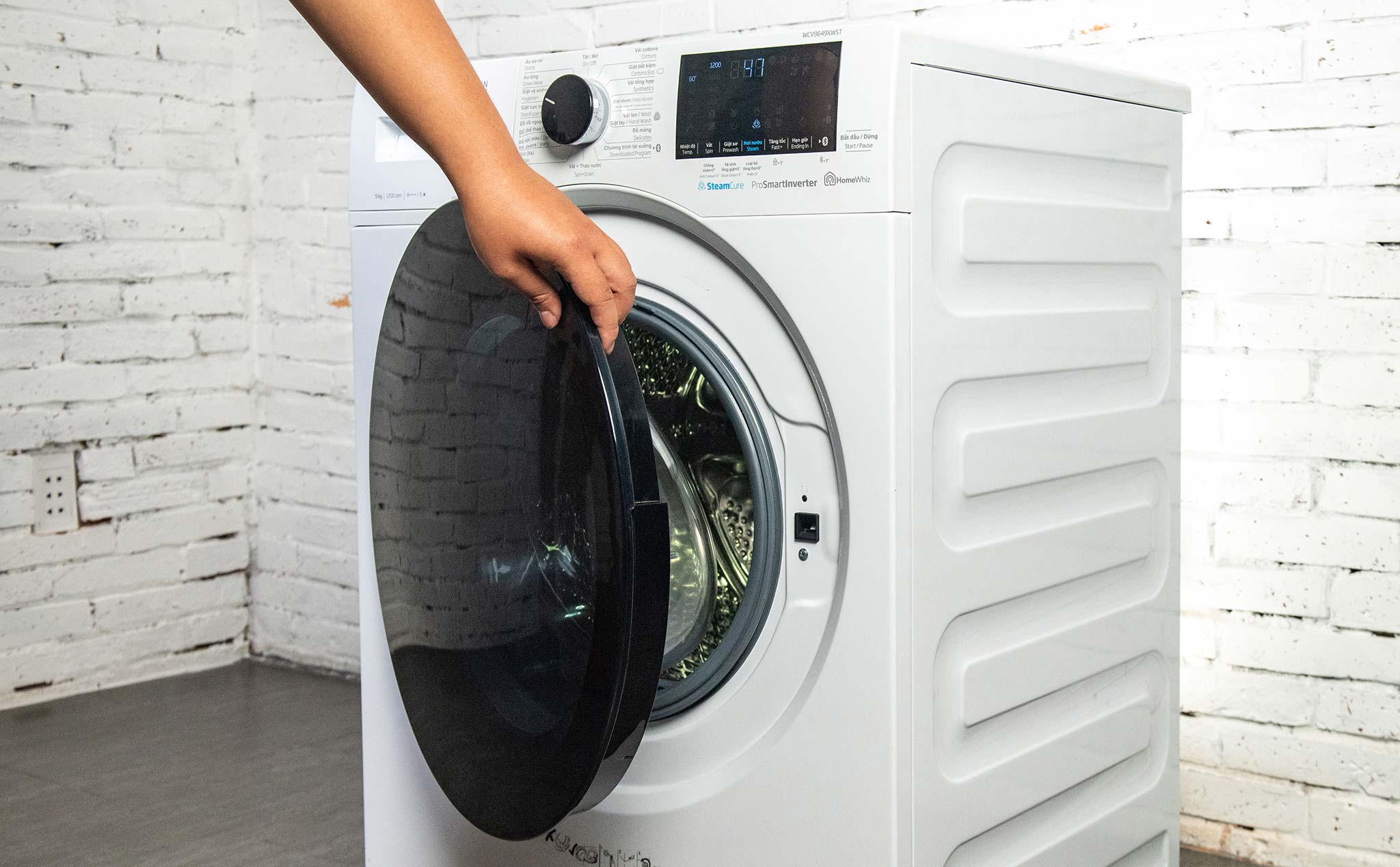 Trên tay máy giặt lồng ngang Beko với công nghệ giặt hơi nước SteamCure