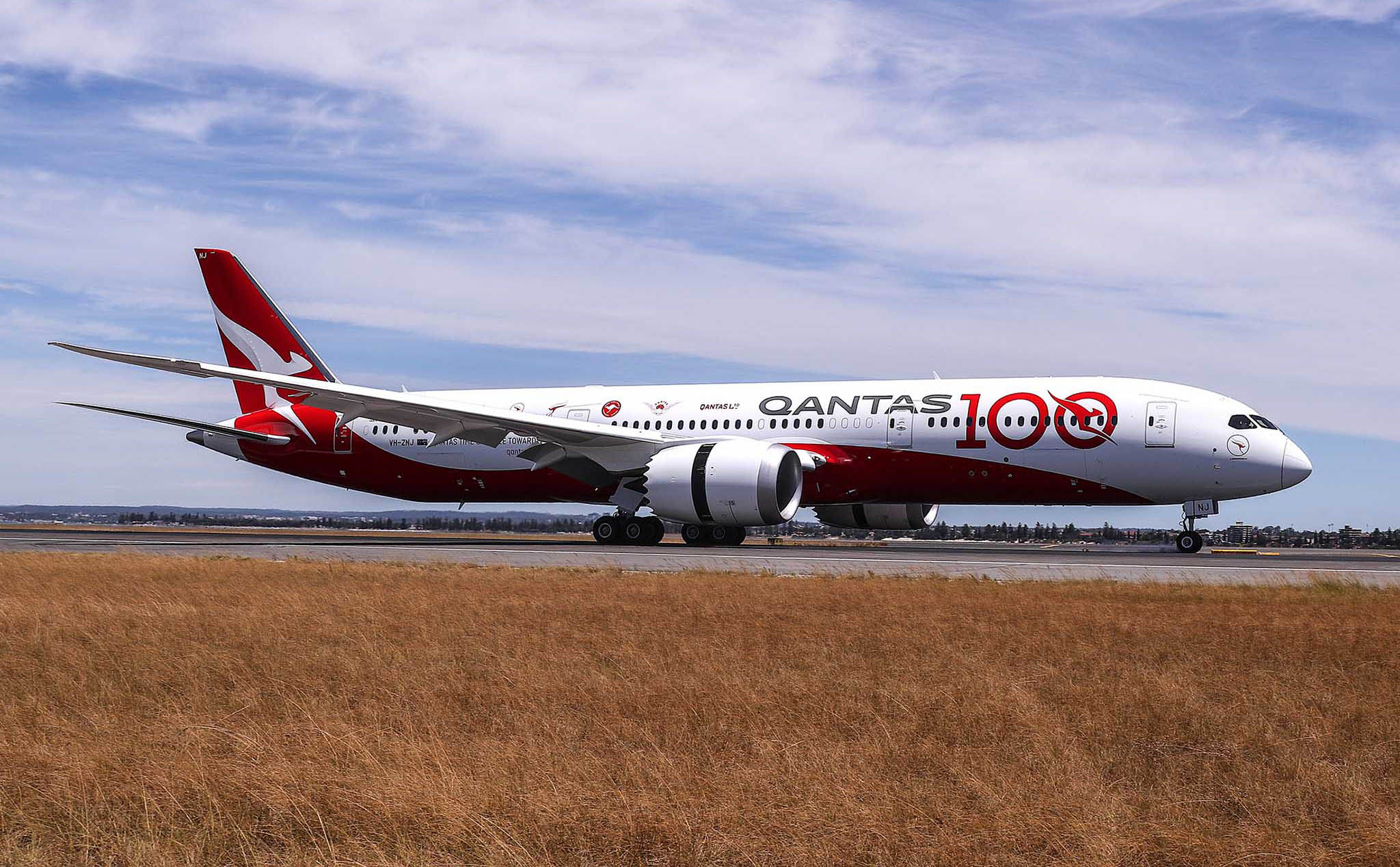 Qantas Airways là hãng hàng không an toàn nhất, Garuda Indonesia đúng giờ nhất 2019