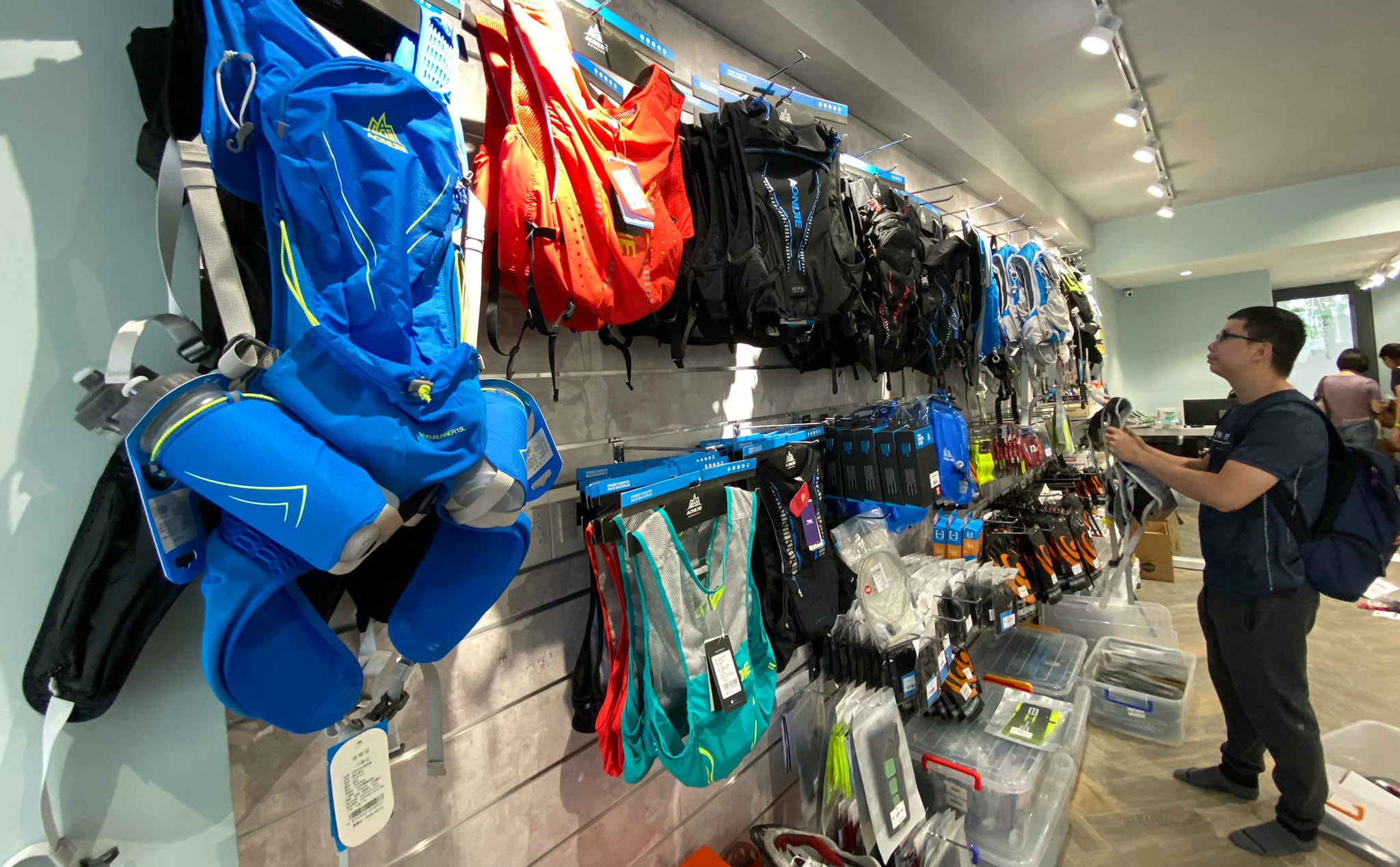 Một vòng YCB store 2.0: Cửa hàng đồ thể thao chuyên cho anh em chạy bộ