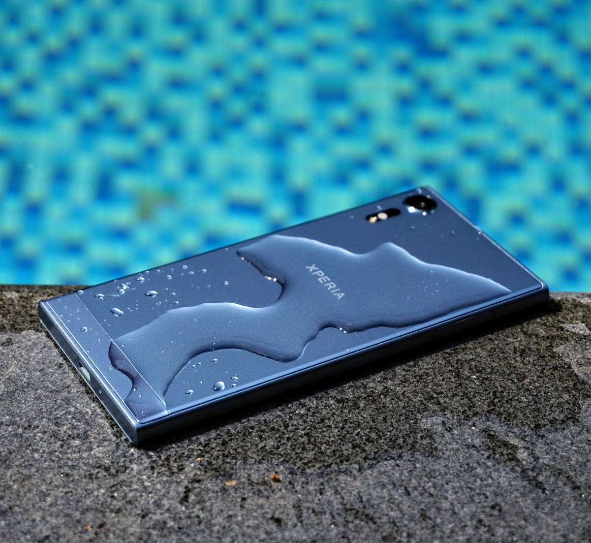 Nắng nóng quá đem điện thoại đi bơi, anh em có hay mang điện thoại xuống nước?