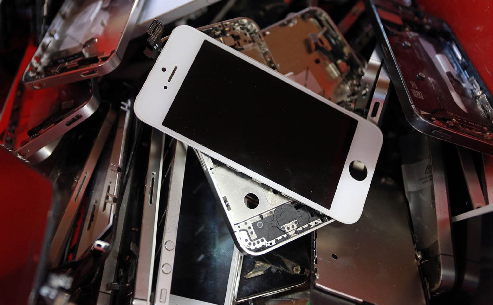 Xem Apple dùng robot Daisy, tái chế kim loại và đất hiếm từ iPhone bỏ đi