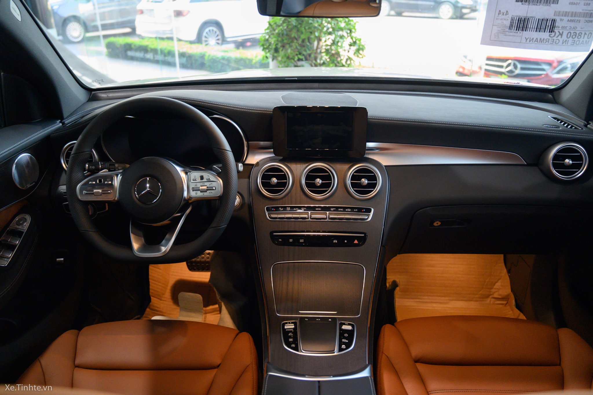 Đang tải Mercedes-Benz_GLC300_facelift_2020_4.jpg…