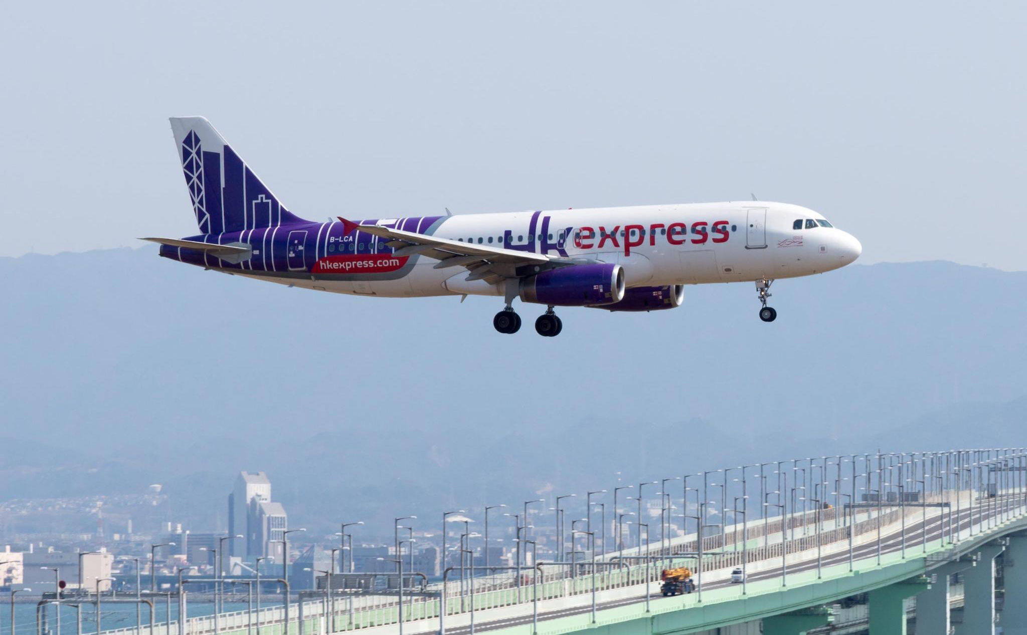 Hãng bay Hongkong Express bắt hành khách thử thai trước khi lên máy bay
