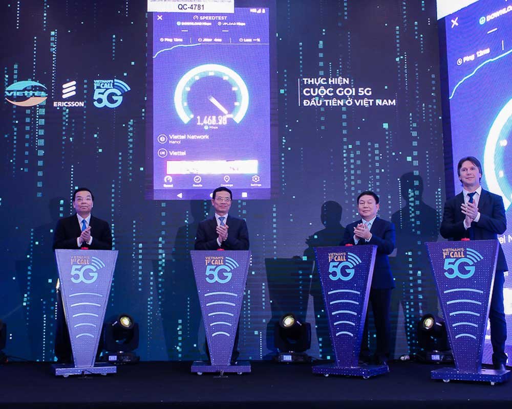  Bộ trưởng Bộ TT-TT nguyên TGĐ Tập đoàn Viettel Nguyễn Mạnh Hùng (thứ 2 từ trái sang) thực hiện cuộc gọi 5G "thuần Việt" đầu tiên. Nguồn ảnh: ViettelTelecom.vn