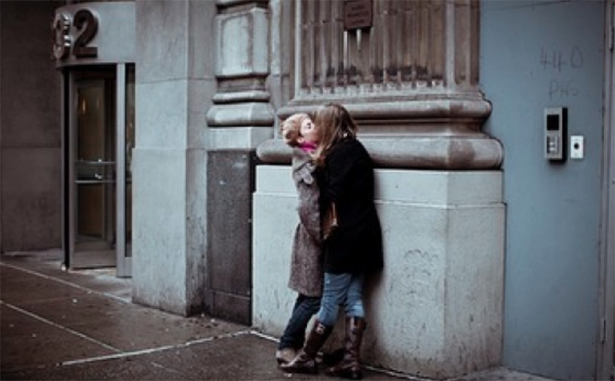 Nhiếp ảnh gia Cristina de Middel tái hiện câu chuyện trong 'Romeo & Juliet' bằng ảnh đường phố