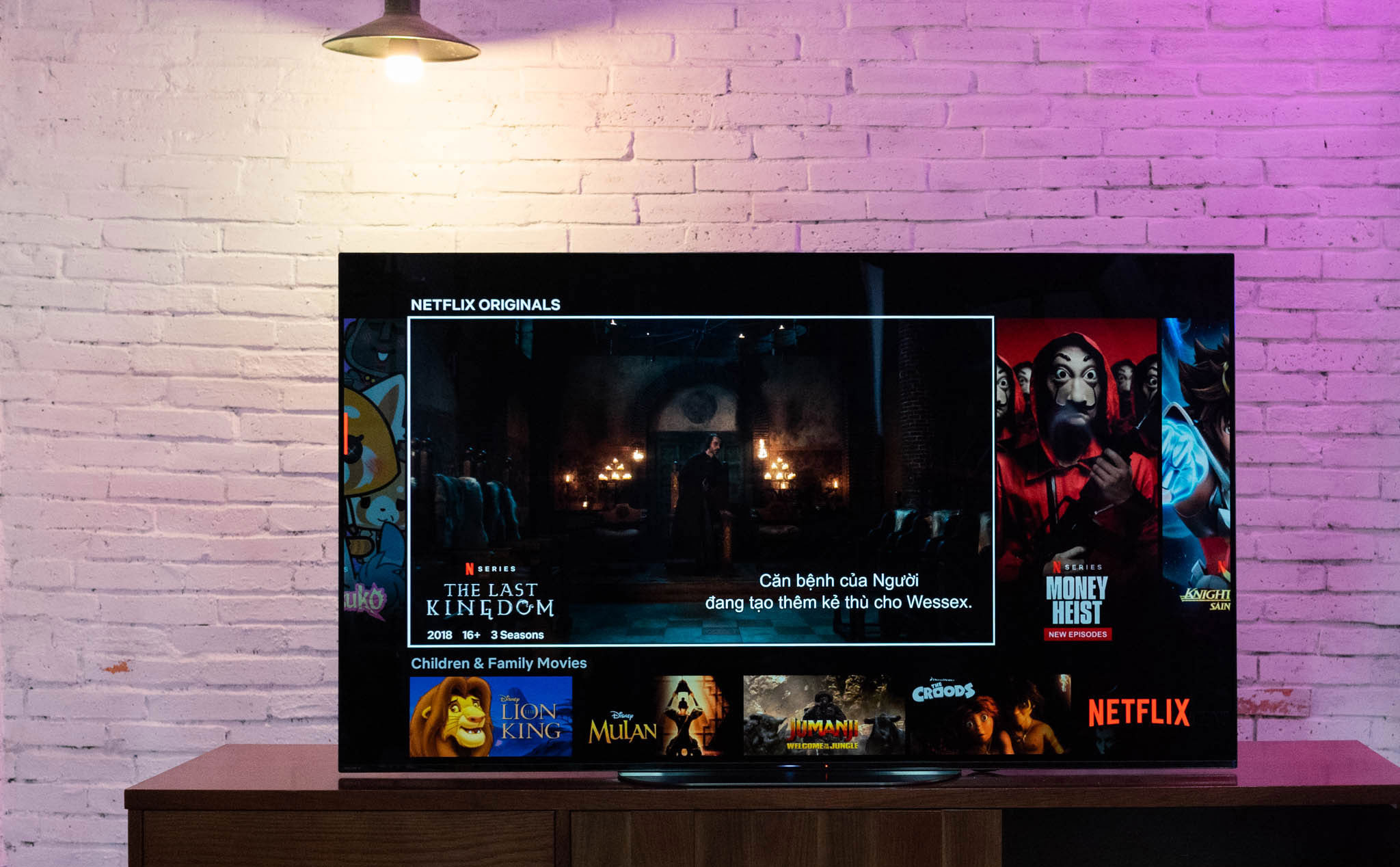 Nhờ anh em chia sẻ những nội dung HDR trên Netflix để xem cùng chiếc TV mới mua
