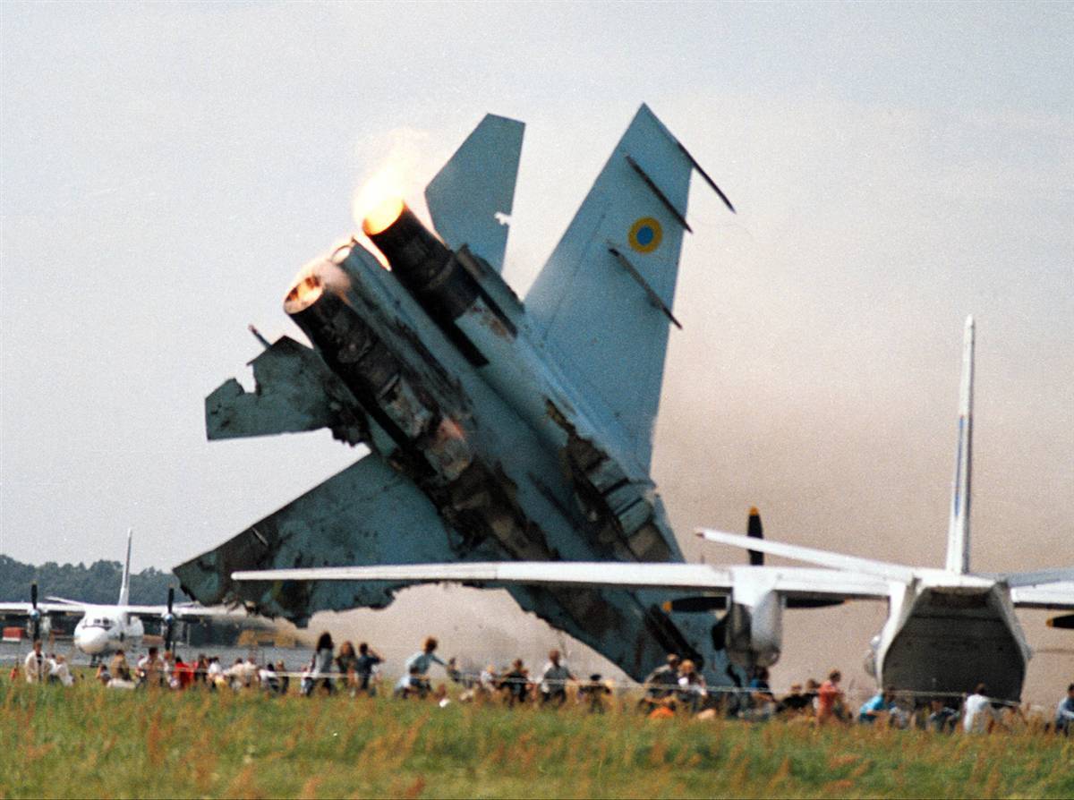 SU-27 RƠI Ở SKNYLIV AIR SHOW, UKRAINE 2002