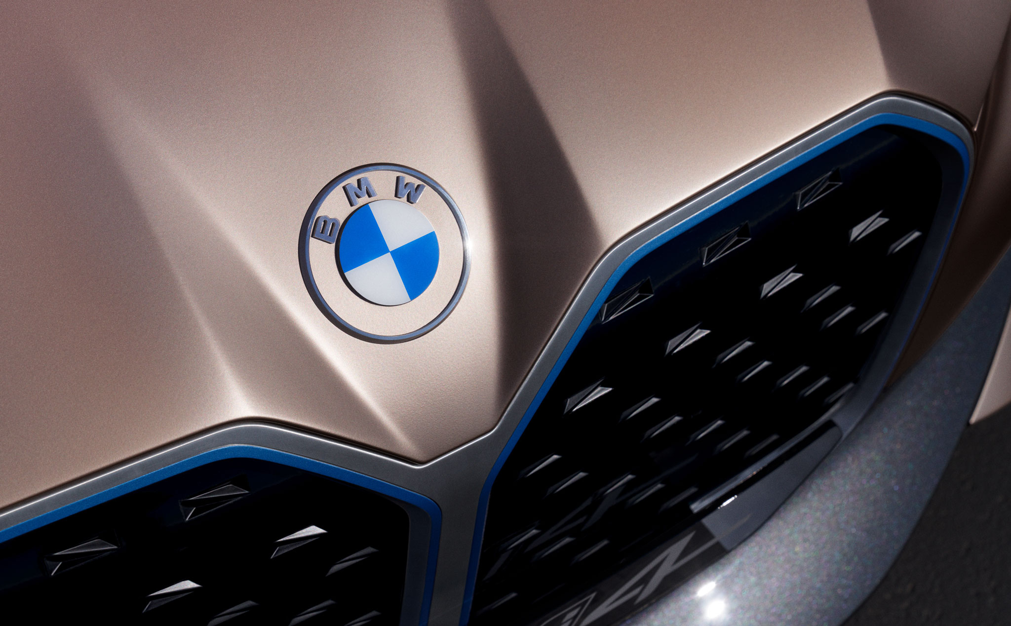 Câu chuyện về logo của BMW: hơn 100 năm hình thành và thay đổi