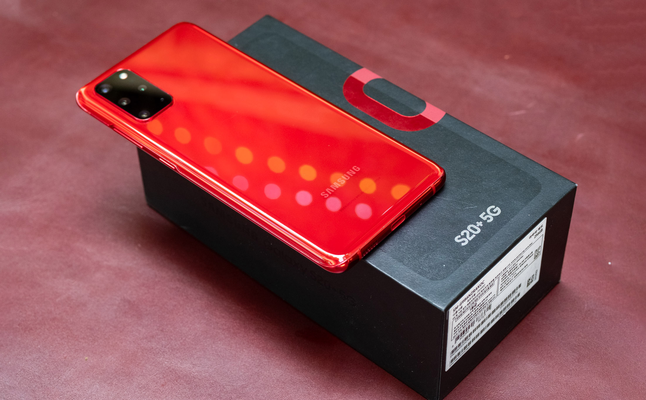 Trên tay Samsung Galaxy S20+ màu đỏ: đẹp lắm!