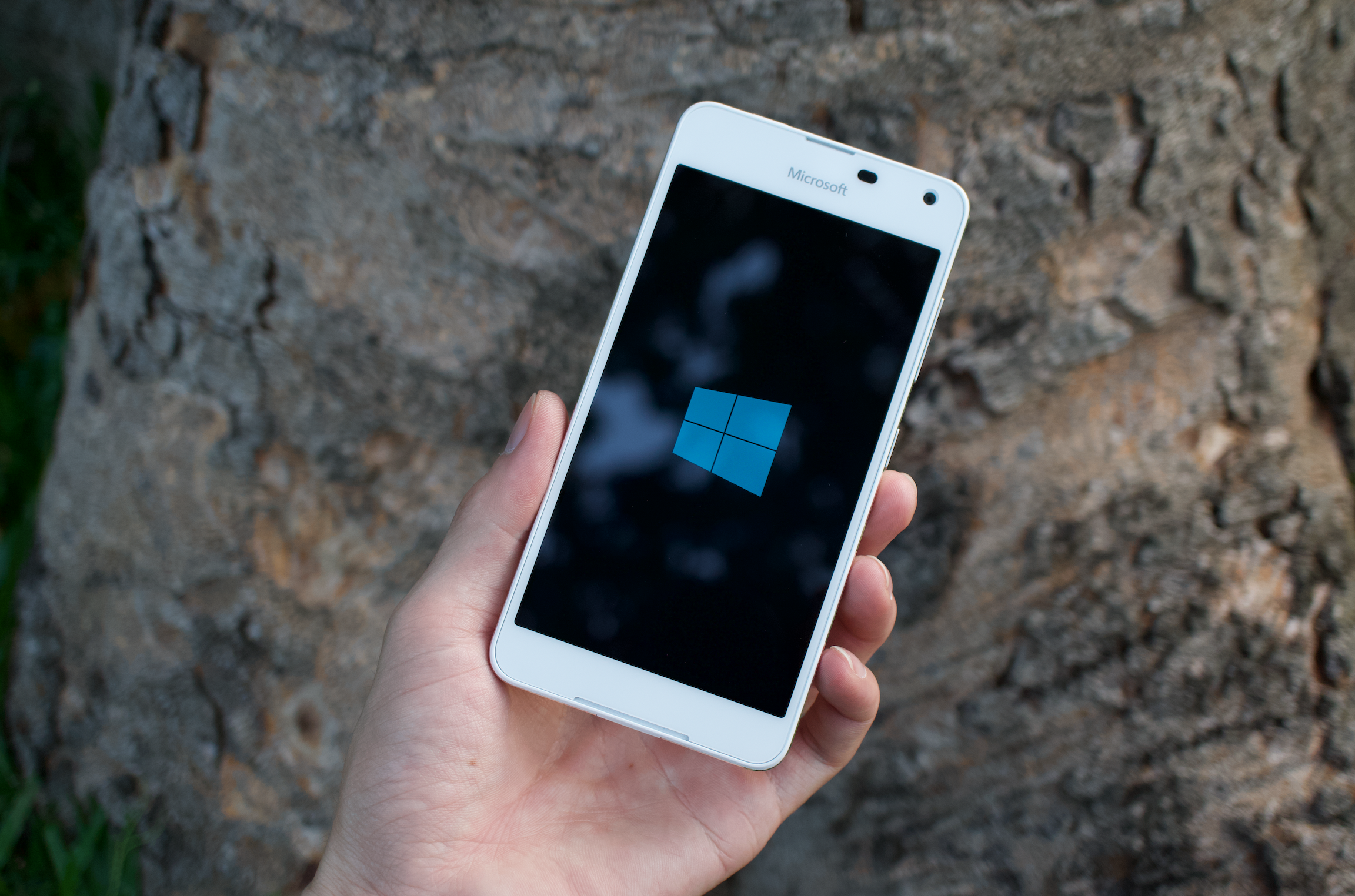 Lumia 650 chiếc điện thoại Windows Phone viền kim loại, ngoại hình mỏng