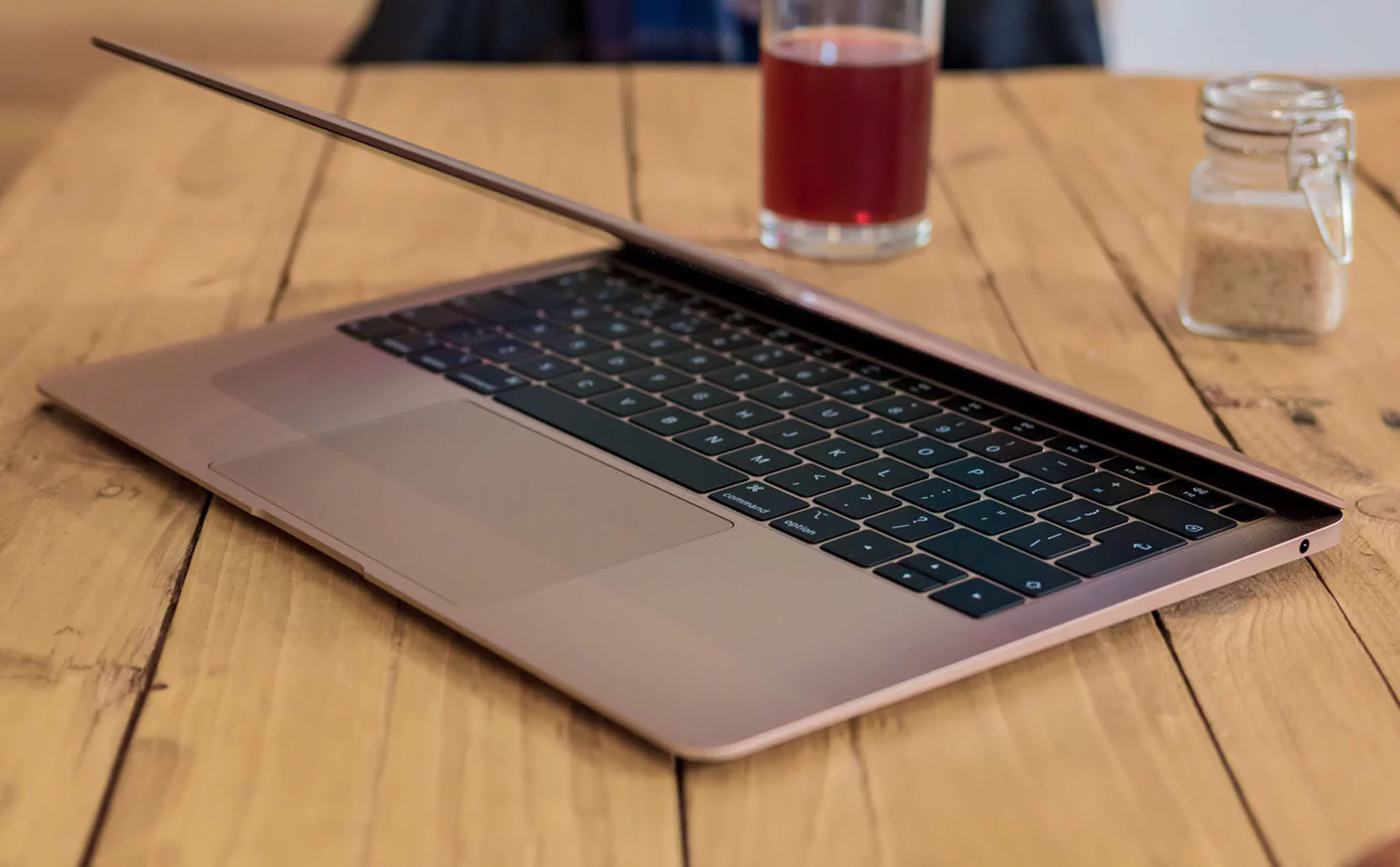 Benchmark MacBook Air 2020: Nhanh hơn đời MBA trước nhờ CPU 4 nhân, nhưng vẫn thua… iPad Pro 2018