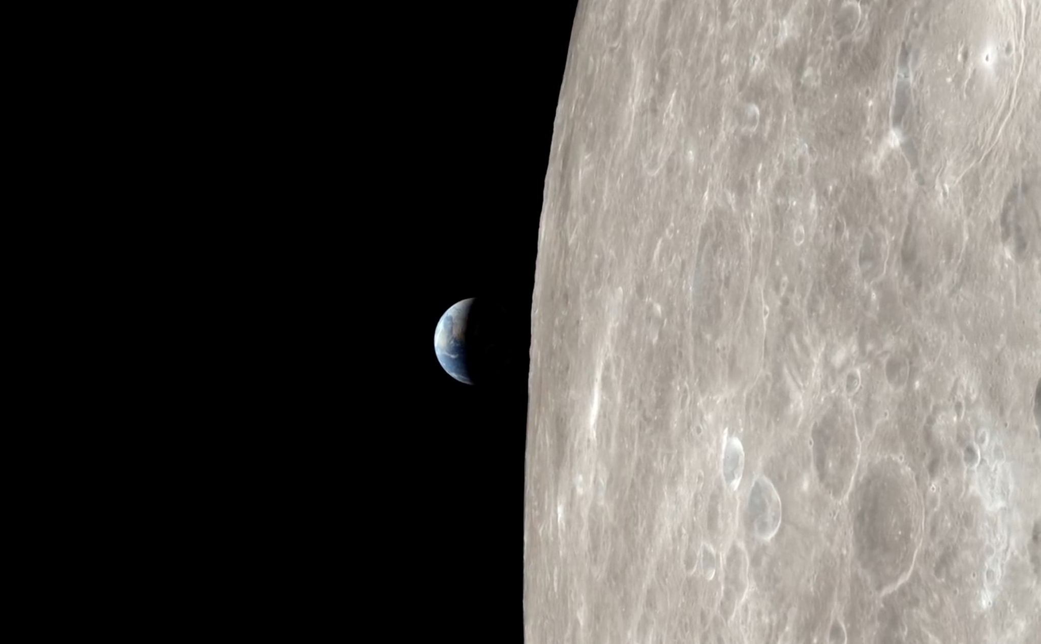 Mời anh em xem video 4K cảnh tượng Apollo 13 bay quanh Mặt trăng qua góc nhìn của phi hành đoàn