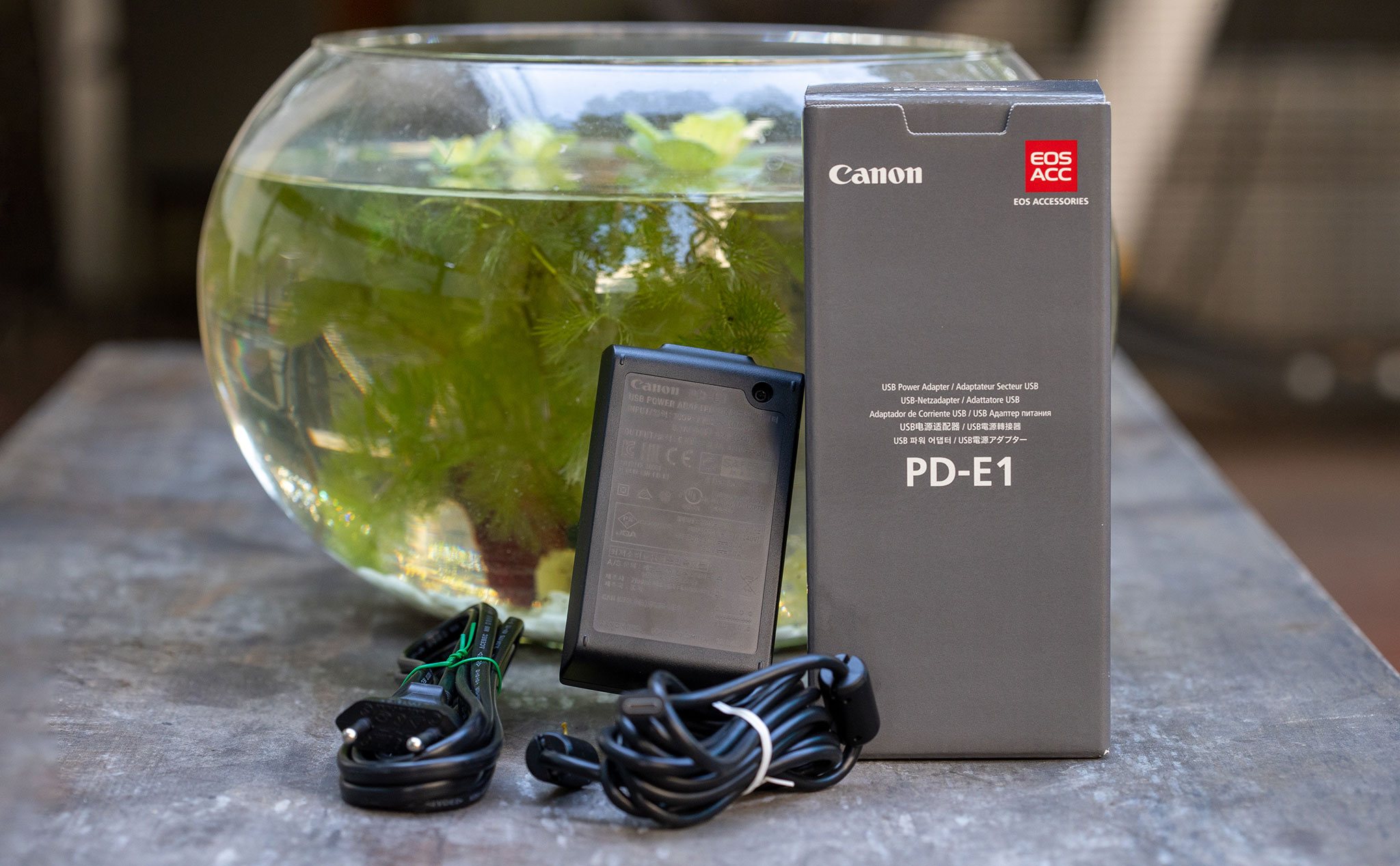 Trên tay Canon PD-E1 USB Power Adapter giúp sạc máy ảnh không gương lật Canon bằng USB-C
