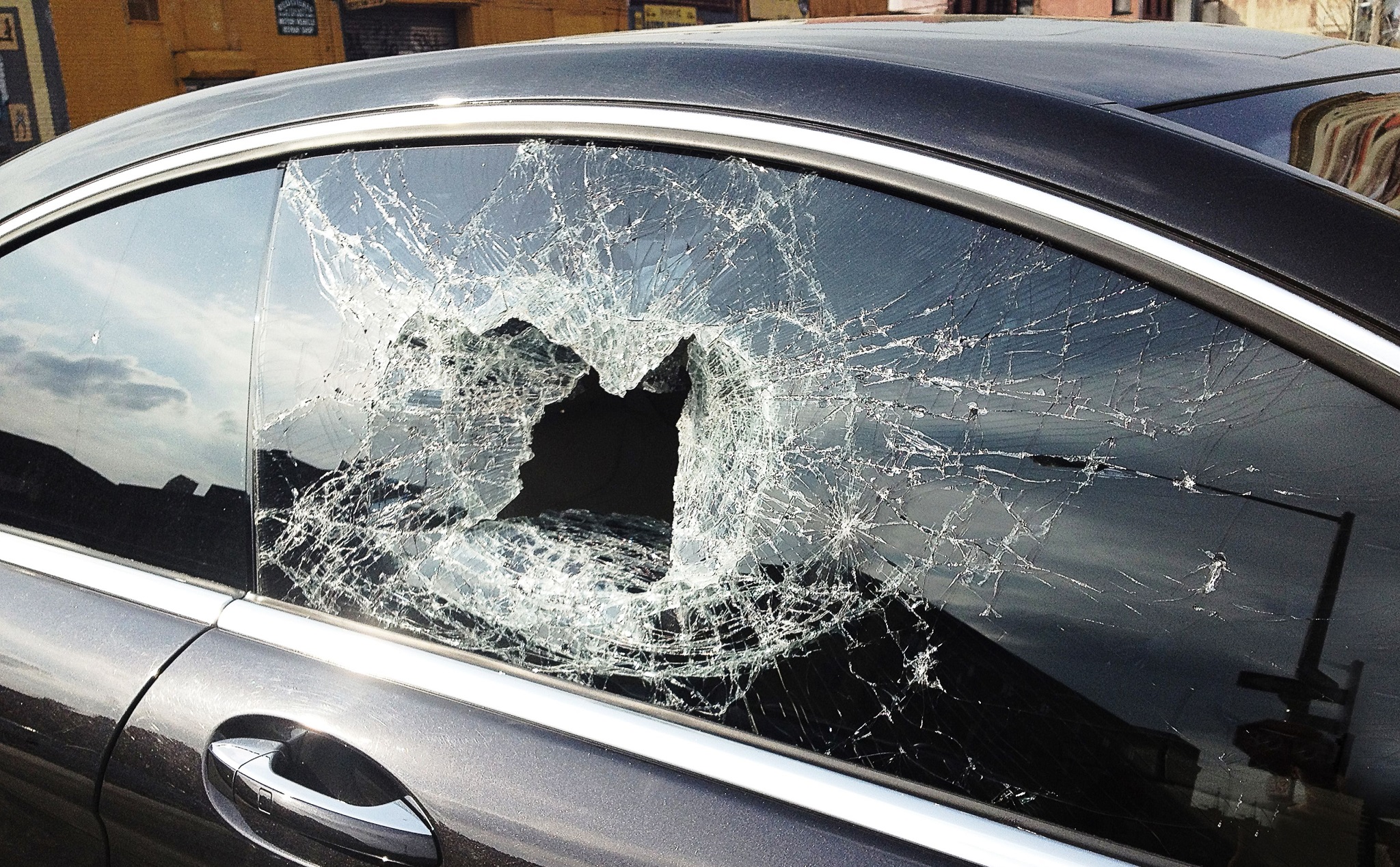 Hỏi đáp: Bảo hiểm có bồi thường cho xe ô tô bị người khác đập phá không?