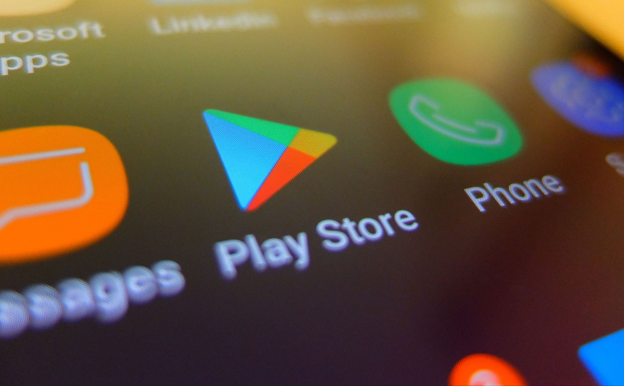 Google cập nhật chính sách mới trên Play Store: hạn chế Fleeceware, Deepfakes và theo dõi vị trí
