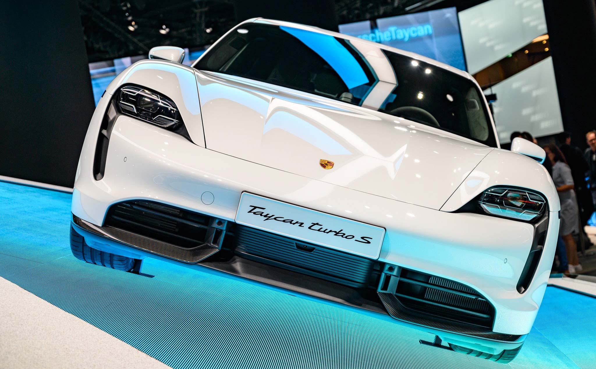 Sẽ có Porsche Taycan bản dẫn động cầu sau, dung lượng pin thấp hơn, rẻ hơn