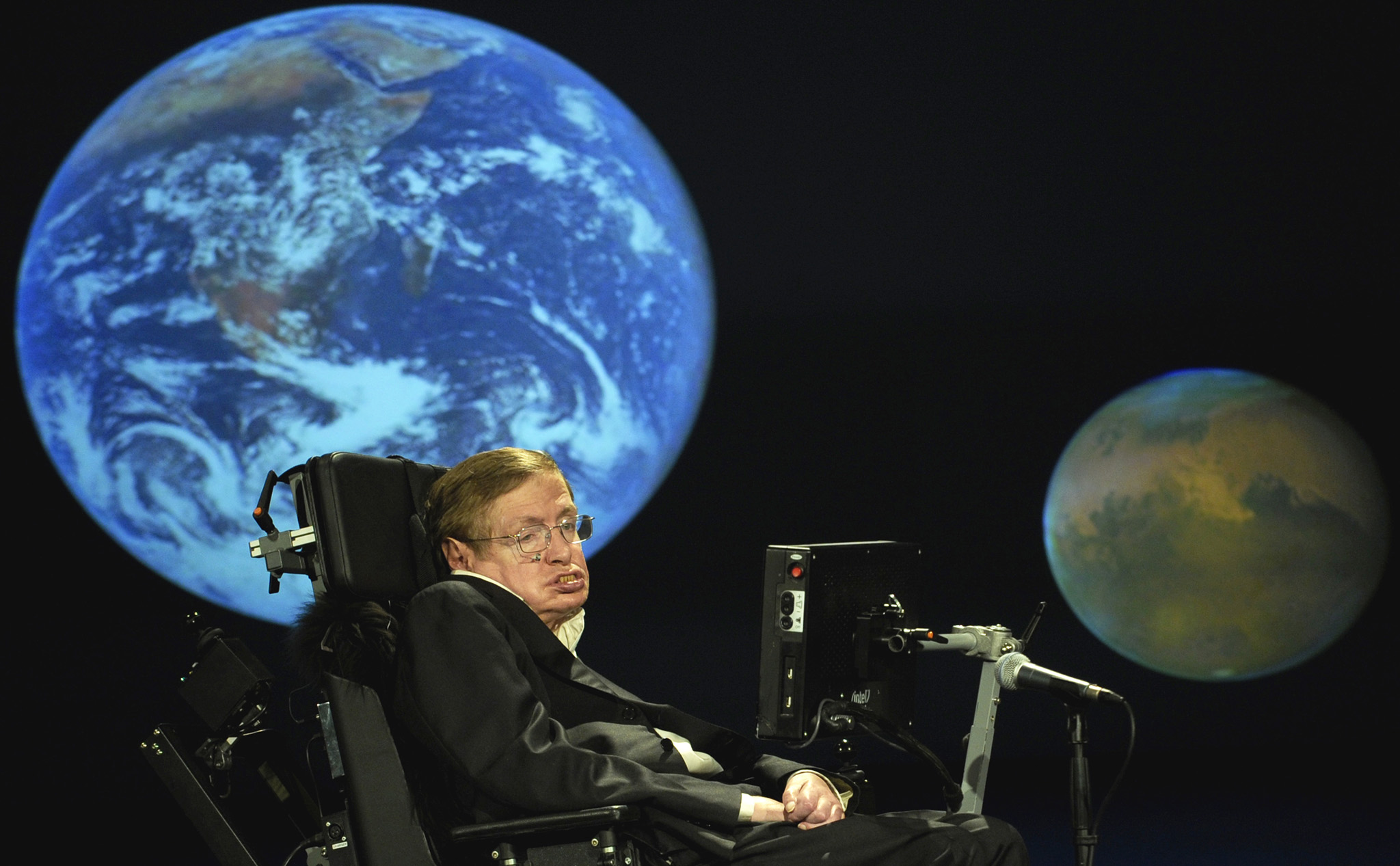 Stephen Hawking: Cách tạo một cỗ máy du hành vượt thời gian