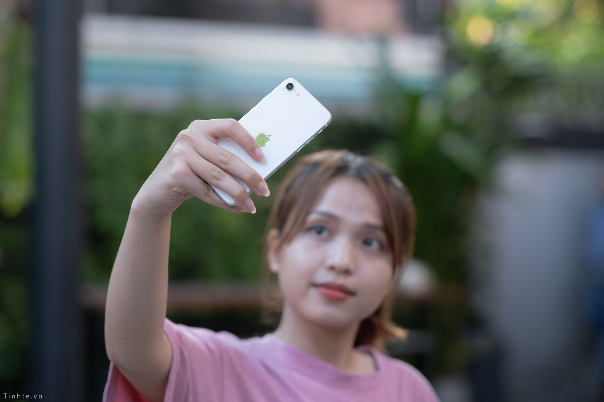 Đang xài iPhone 8 có nên lên đời iPhone SE 2020 không anh em?