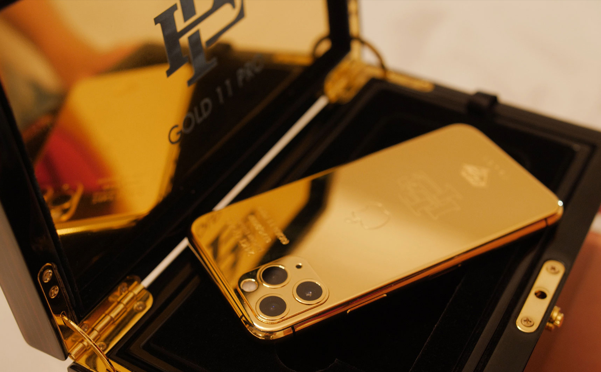 Sau Galaxy Fold giá rẻ, Escobar tiếp tục bán iPhone 11 Pro tân trang "mạ vàng" với giá 499 đô