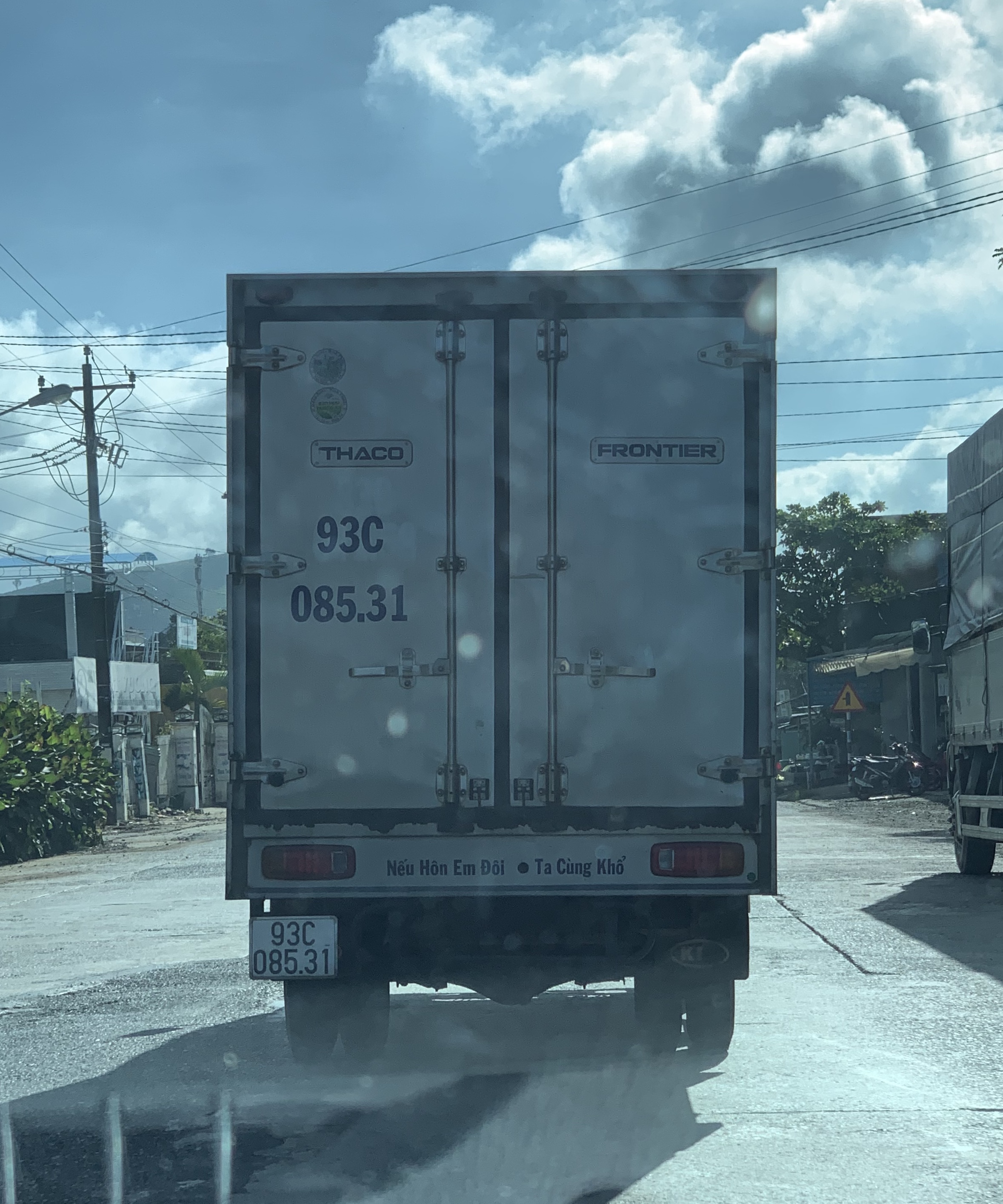 Anh em có hay để ý dòng chữ ở sau xe tải không?