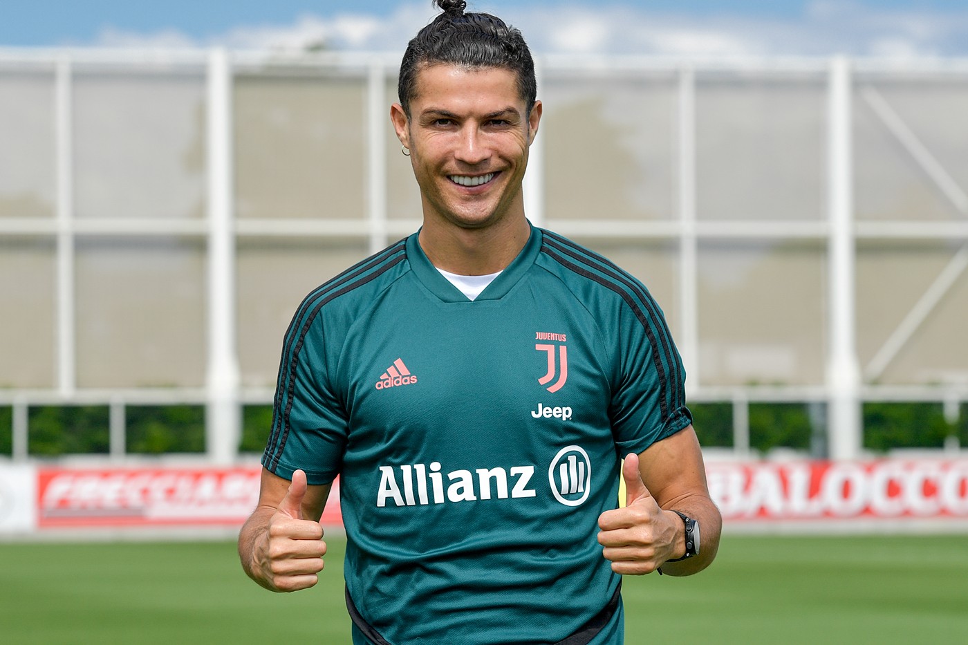 Cristiano Ronaldo trở thành cầu thủ bóng đá đầu tiên nằm trong danh sách tỷ phú