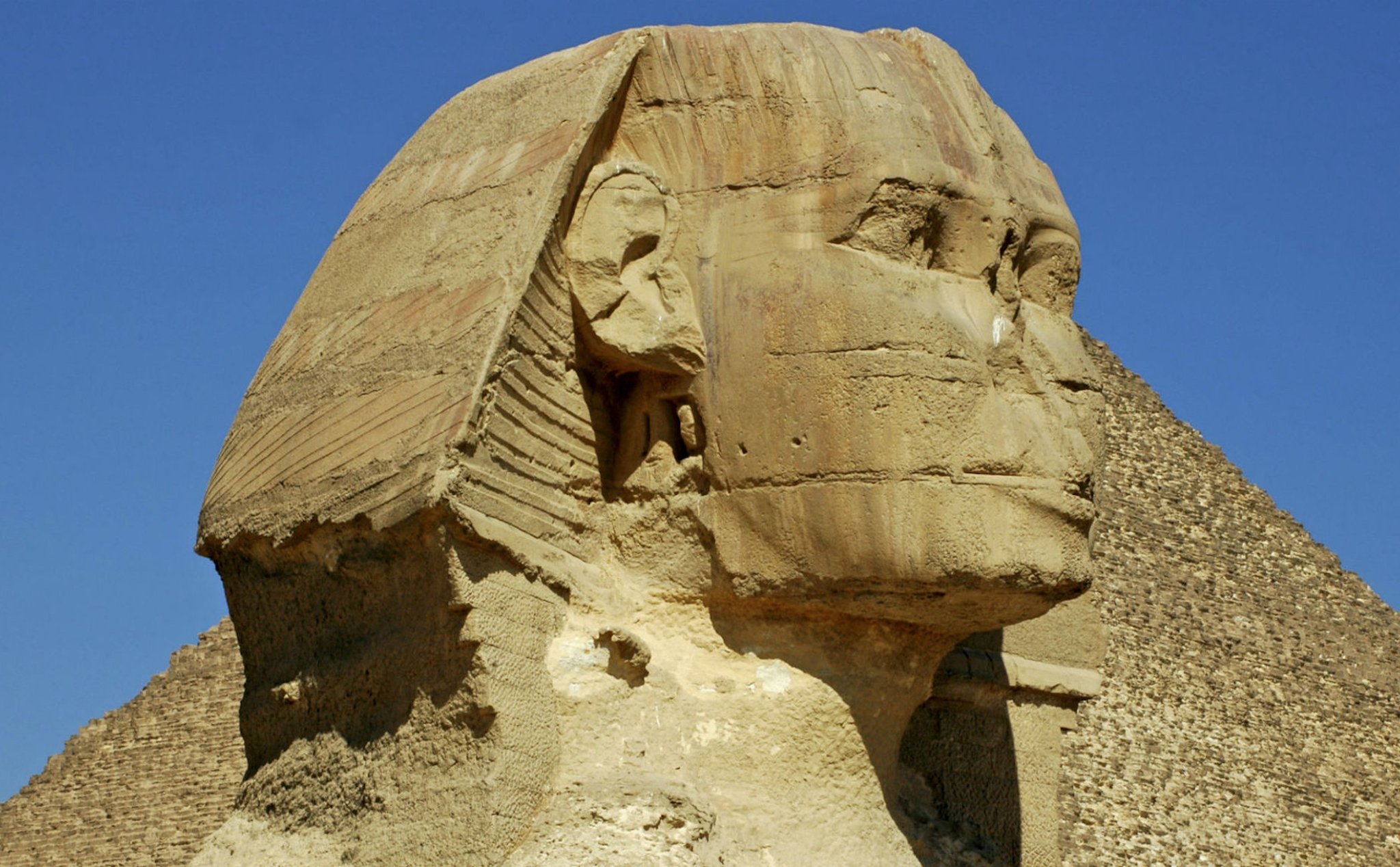 Tại sao những bức tượng Ai Cập cổ đại thường bị mất mũi?