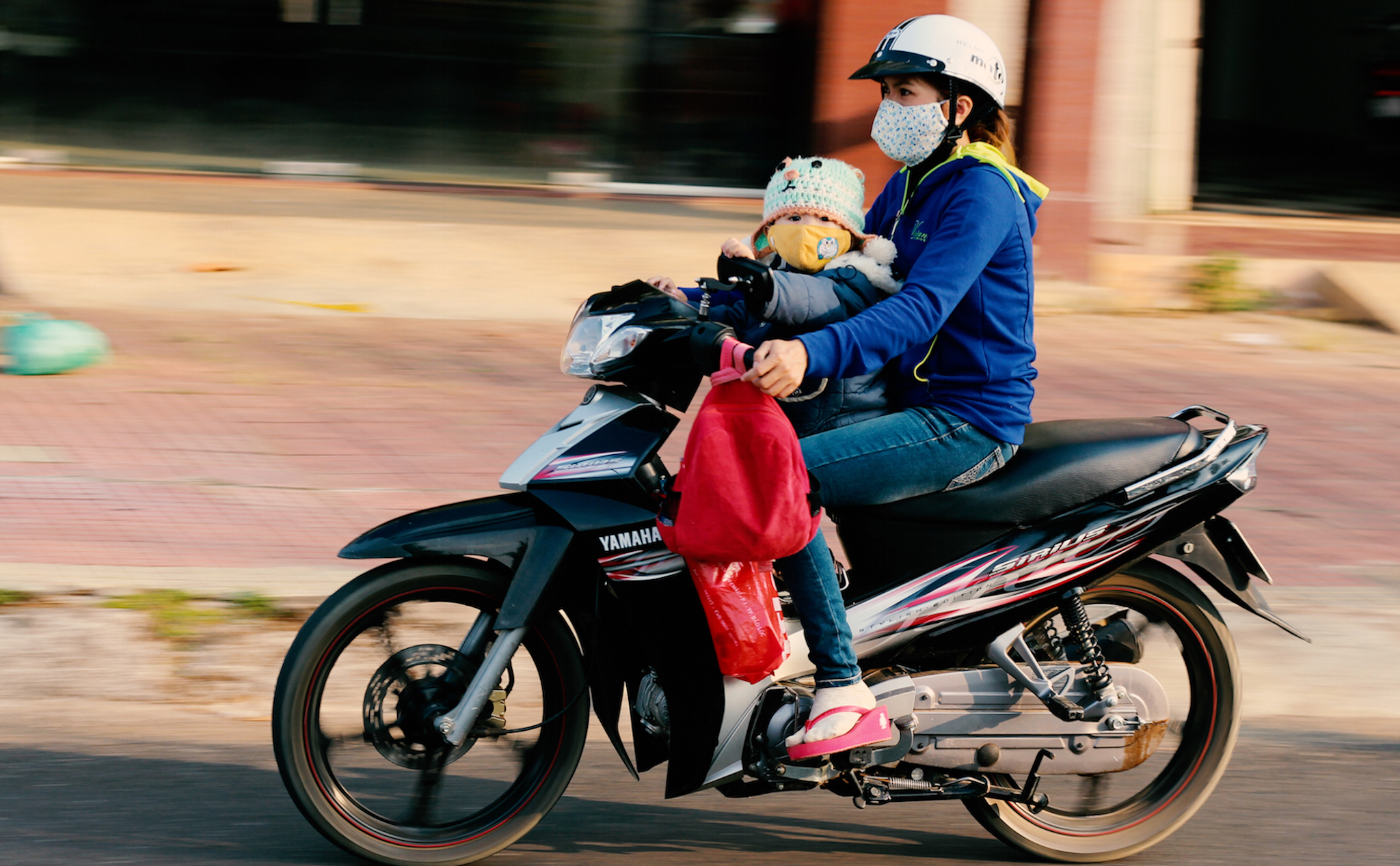 Có nên tăng mức xử phạt người đi xe máy không đội nón/mũ bảo hiểm cho trẻ nhỏ?