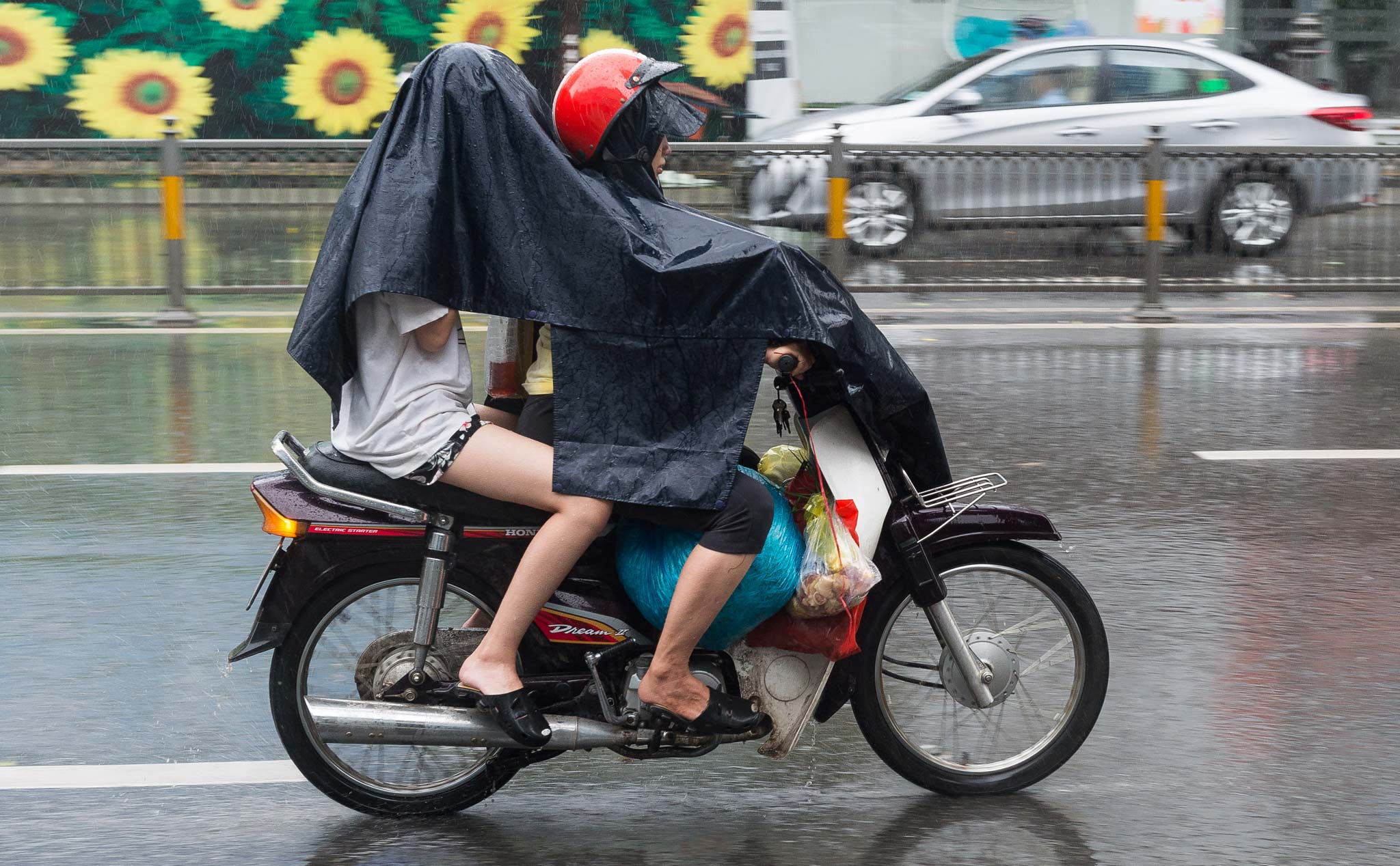 Anh em sử dụng áo mưa cánh dơi hay áo mưa bộ khi đi xe máy?