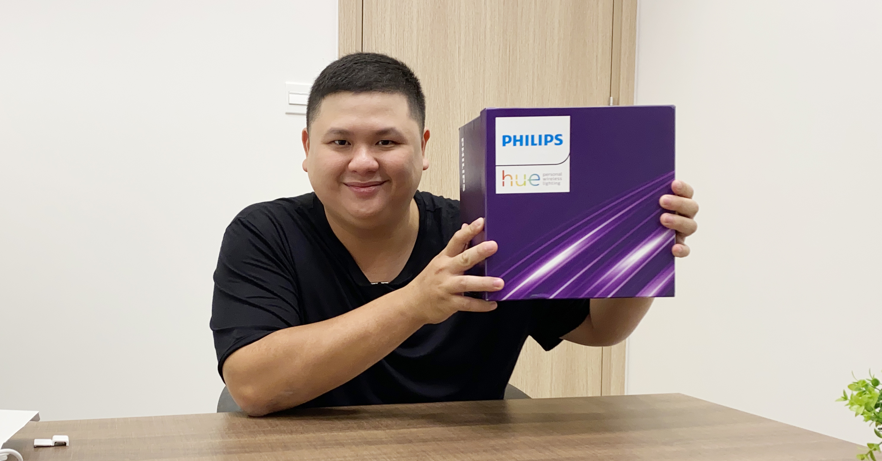 [Video] Đang đi vấp phải hộp quà của Philips, unbox ra xem thử
